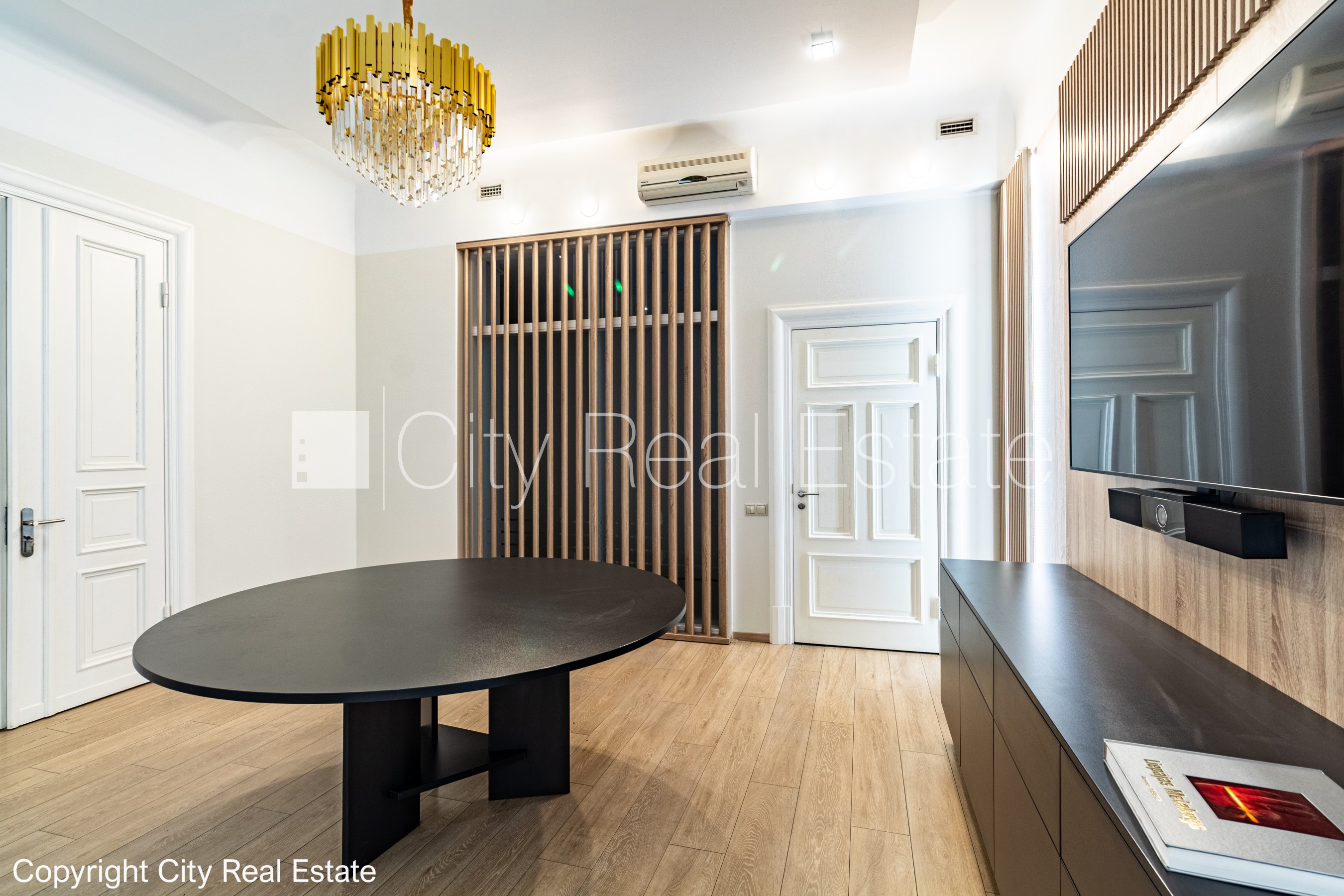 Объявление. Дом во дворе, реновированный дом, вход со двора, терасса, окна выходят во двор, окна выходят в обе Цена: 1000 EUR/мес. Foto #6