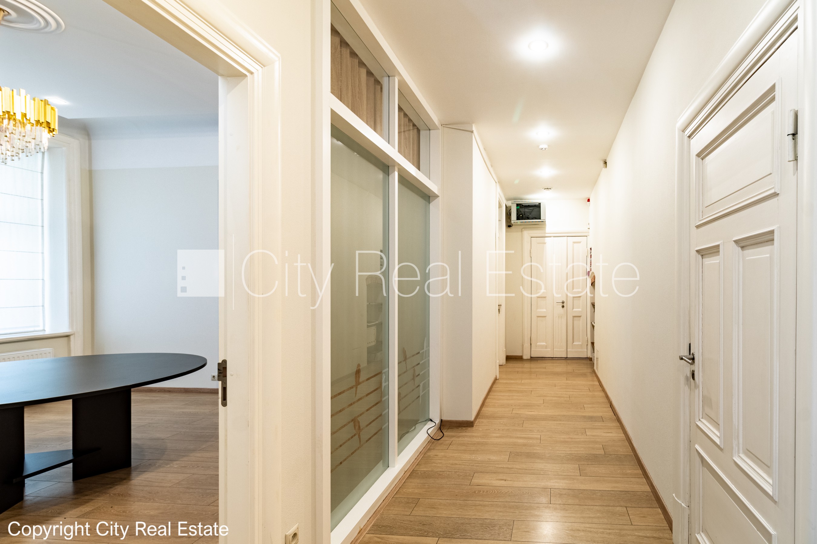 Объявление. Дом во дворе, реновированный дом, вход со двора, терасса, окна выходят во двор, окна выходят в обе Цена: 1000 EUR/мес. Foto #7