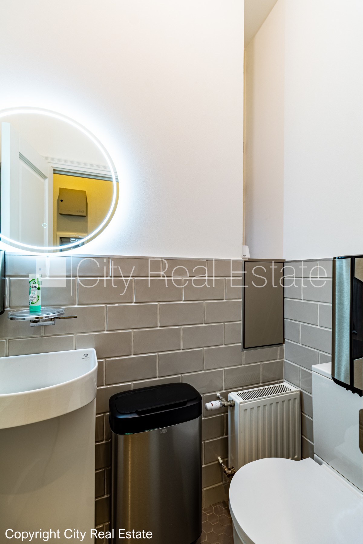 Объявление. Дом во дворе, реновированный дом, вход со двора, терасса, окна выходят во двор, окна выходят в обе Цена: 1000 EUR/мес. Foto #15