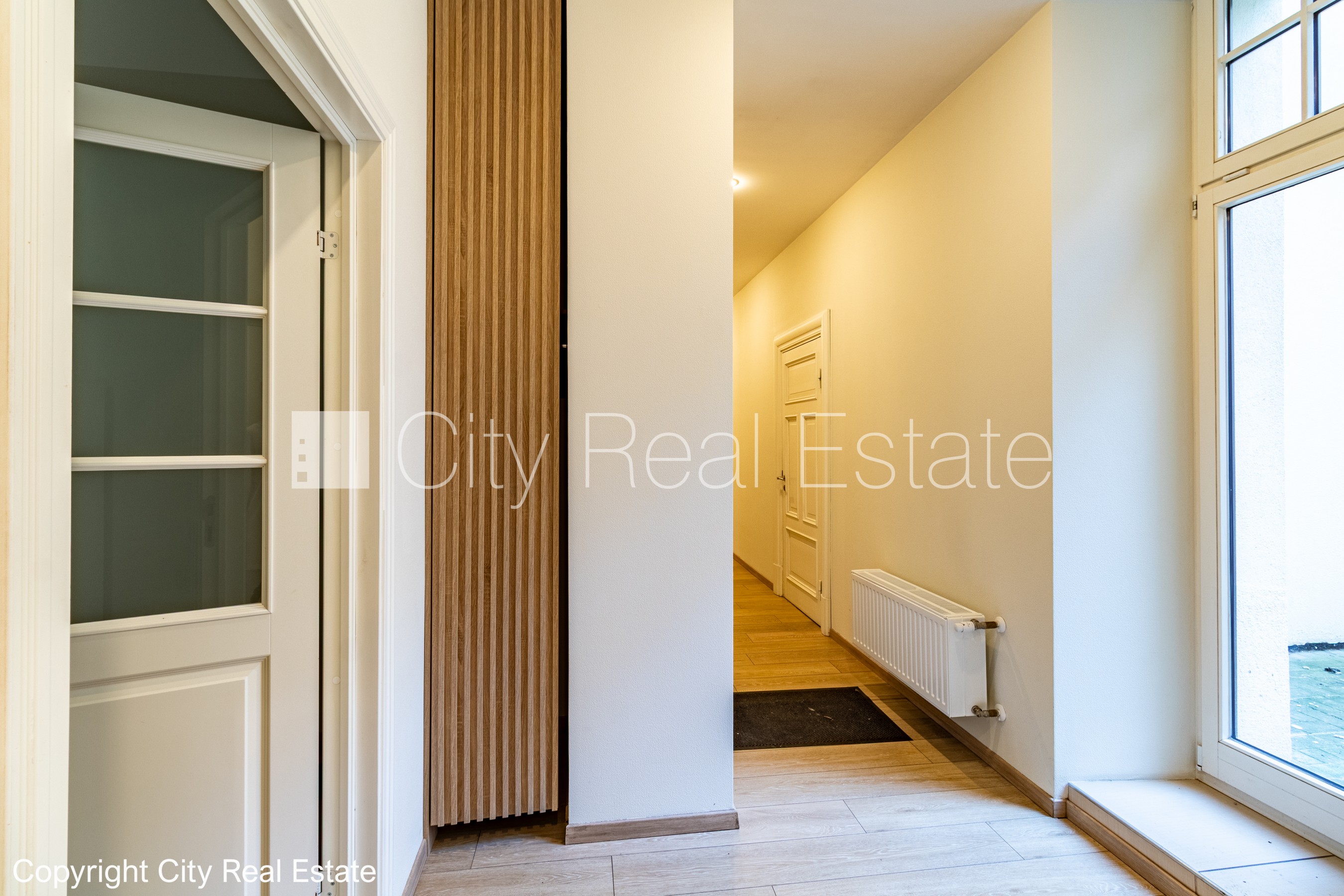 Объявление. Дом во дворе, реновированный дом, вход со двора, терасса, окна выходят во двор, окна выходят в обе Цена: 1000 EUR/мес. Foto #13