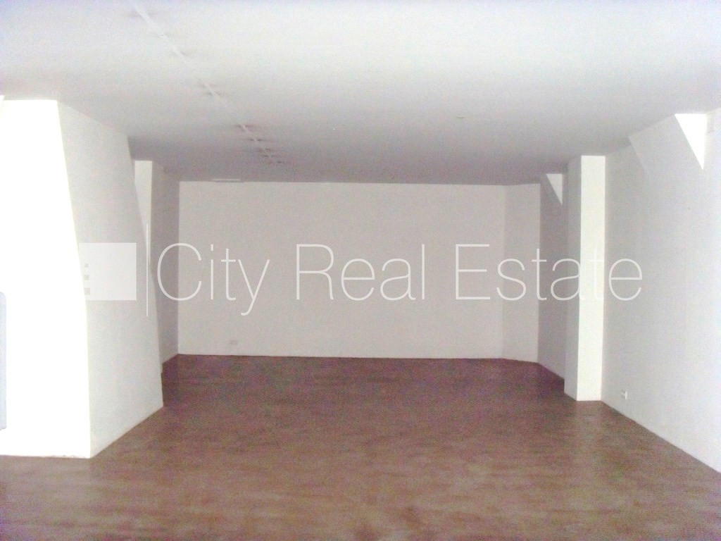 Sludinājumi. Fasādes māja, slēgts pagalms, ieeja no ielas, logi vērsti uz pagalma pusi, logi vērsti uz ielas Cena: 13040 EUR/mēn Foto #14