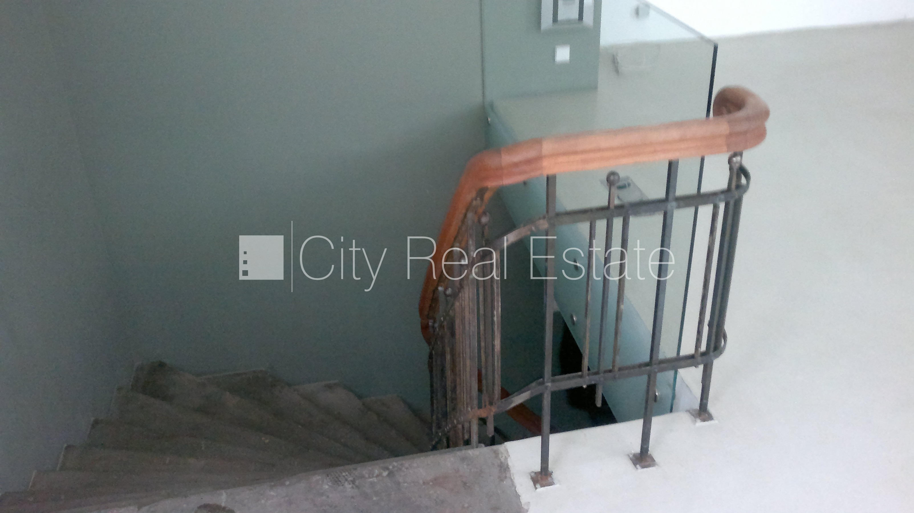 Sludinājumi. Fasādes māja, slēgts pagalms, ieeja no ielas, logi vērsti uz pagalma pusi, logi vērsti uz ielas Cena: 13040 EUR/mēn Foto #16