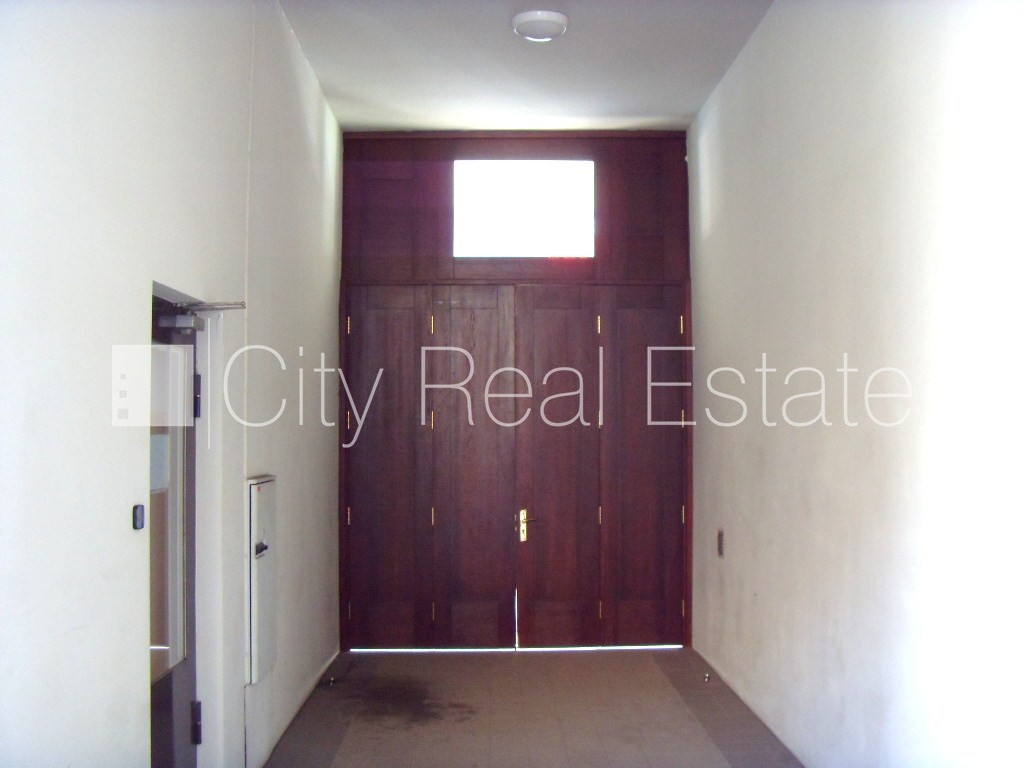 Sludinājumi. Fasādes māja, slēgts pagalms, ieeja no ielas, logi vērsti uz pagalma pusi, logi vērsti uz ielas Cena: 13040 EUR/mēn Foto #17