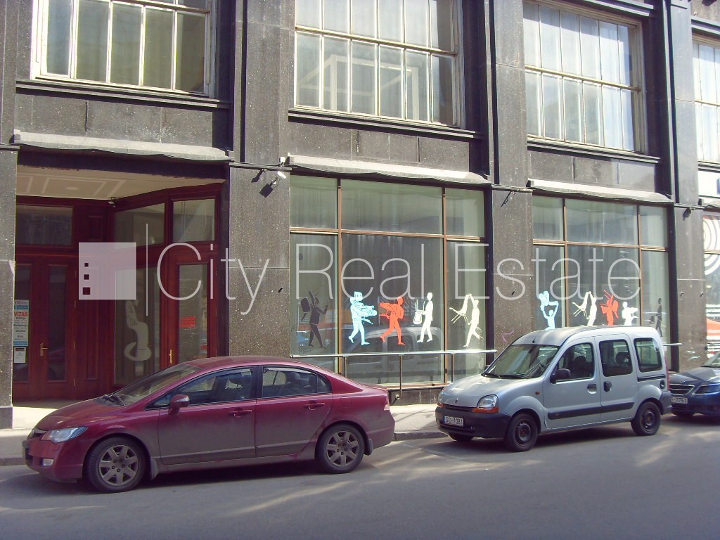 Sludinājumi. Fasādes māja, slēgts pagalms, ieeja no ielas, logi vērsti uz pagalma pusi, logi vērsti uz ielas Cena: 13040 EUR/mēn Foto #3