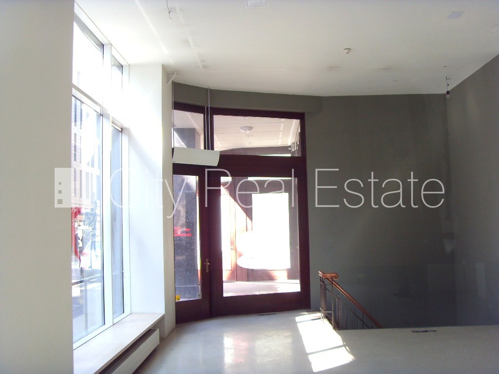 Sludinājumi. Fasādes māja, slēgts pagalms, ieeja no ielas, logi vērsti uz pagalma pusi, logi vērsti uz ielas Cena: 13040 EUR/mēn Foto #7