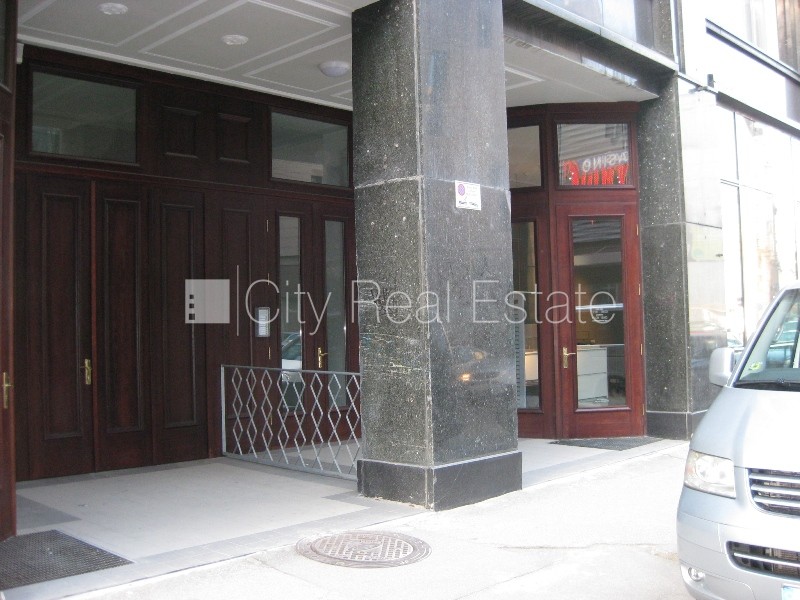 Sludinājumi. Fasādes māja, slēgts pagalms, ieeja no ielas, logi vērsti uz pagalma pusi, logi vērsti uz ielas Cena: 13040 EUR/mēn Foto #4