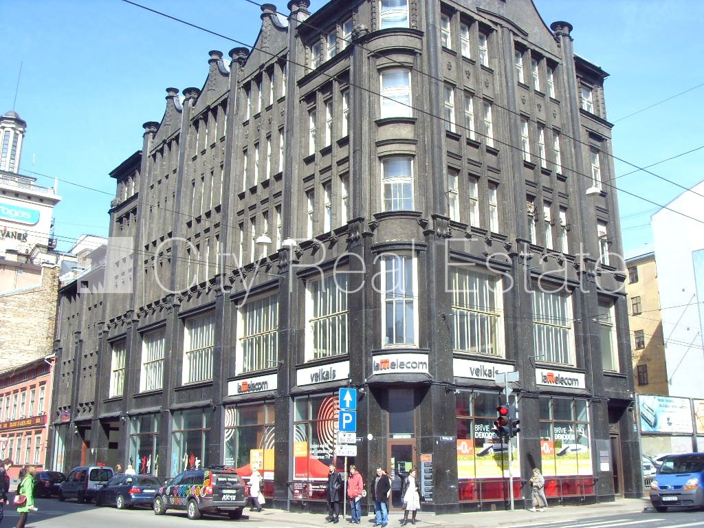 Sludinājumi. Fasādes māja, slēgts pagalms, ieeja no ielas, logi vērsti uz pagalma pusi, logi vērsti uz ielas Cena: 13040 EUR/mēn Foto #1