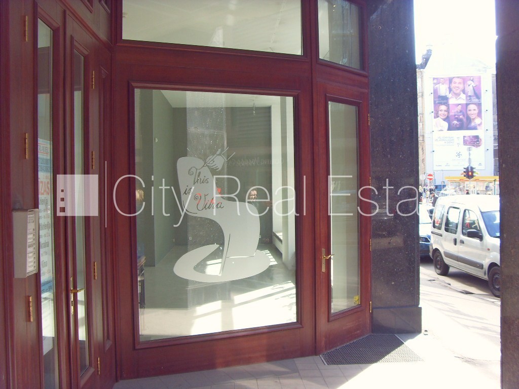 Sludinājumi. Fasādes māja, slēgts pagalms, ieeja no ielas, logi vērsti uz pagalma pusi, logi vērsti uz ielas Cena: 13040 EUR/mēn Foto #6