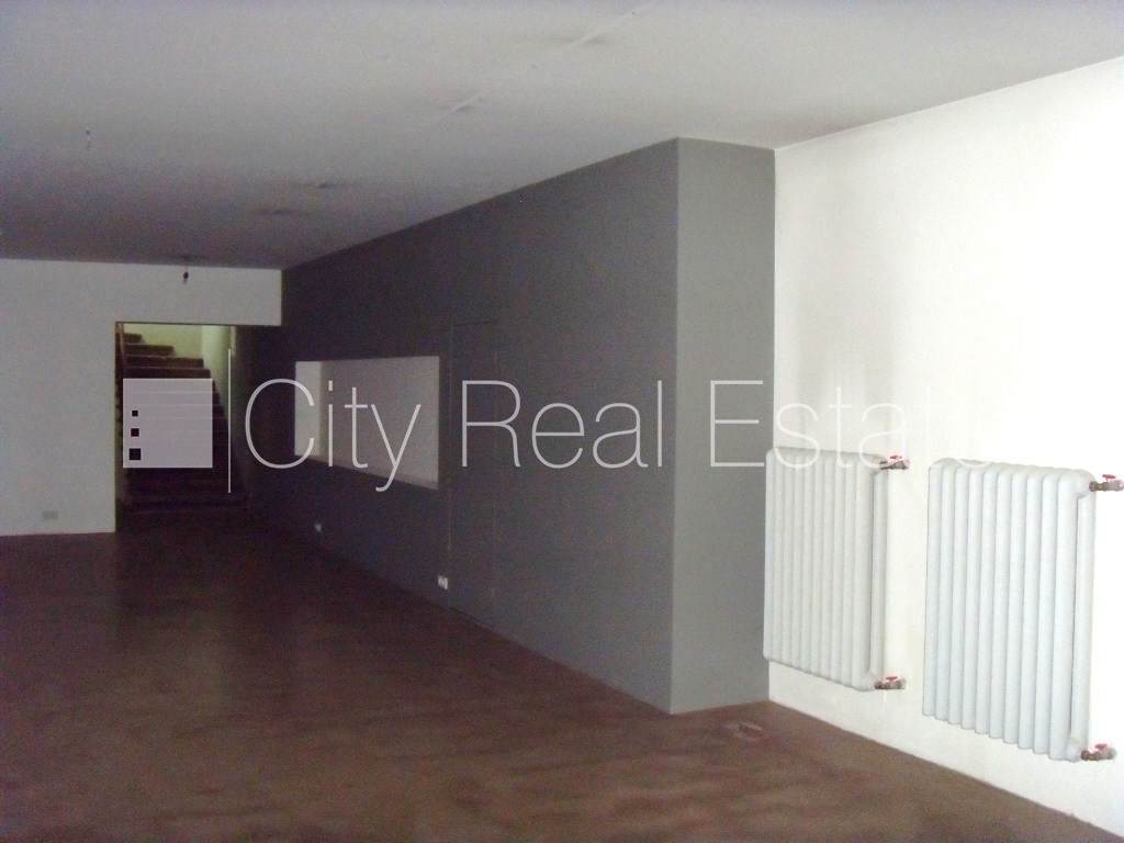 Sludinājumi. Fasādes māja, slēgts pagalms, ieeja no ielas, logi vērsti uz pagalma pusi, logi vērsti uz ielas Cena: 13040 EUR/mēn Foto #15