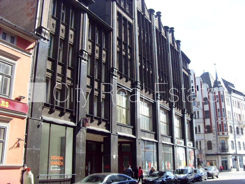 Sludinājumi. Fasādes māja, slēgts pagalms, ieeja no ielas, logi vērsti uz pagalma pusi, logi vērsti uz ielas Cena: 13040 EUR/mēn Foto #2