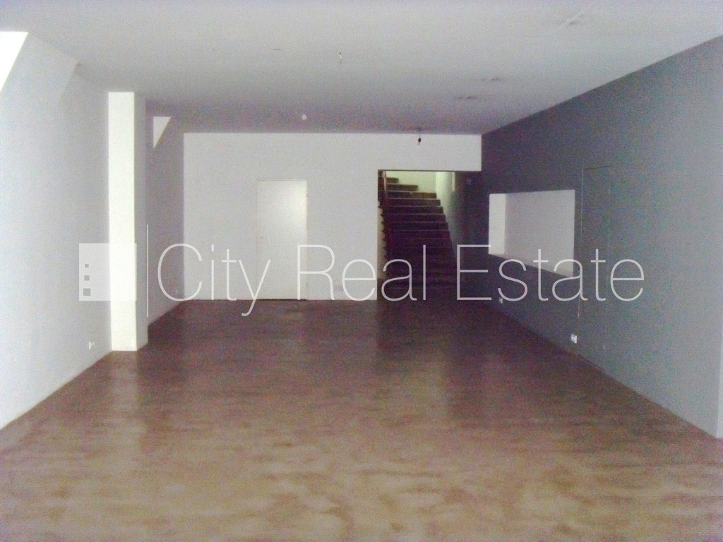 Sludinājumi. Fasādes māja, slēgts pagalms, ieeja no ielas, logi vērsti uz pagalma pusi, logi vērsti uz ielas Cena: 13040 EUR/mēn Foto #13