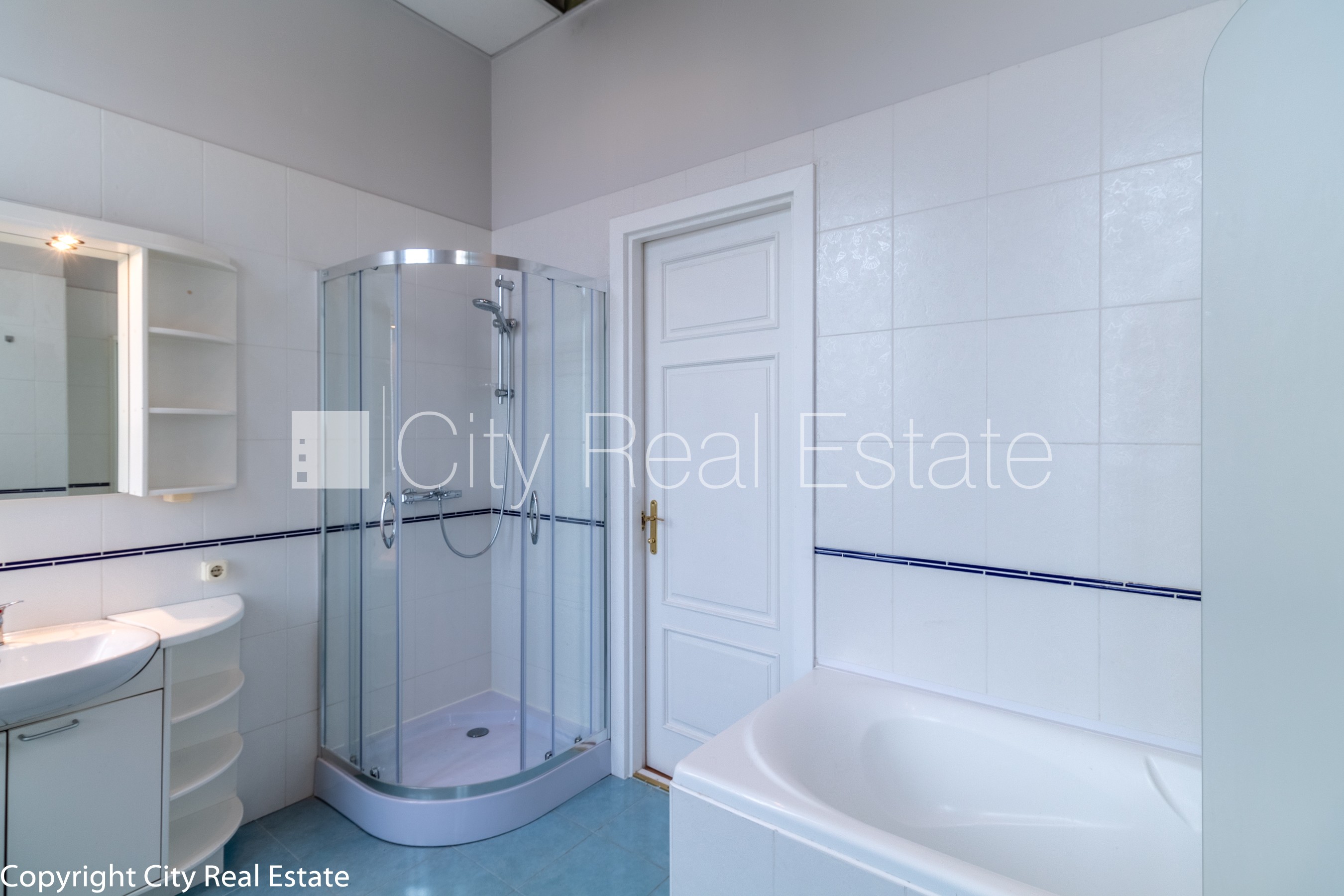 Sludinājumi. Fasādes māja, renovēta māja, ķieģeļu mūra sienas, fasāde ar dekoratīvo apmetumu, labiekārtota Cena: 425000 EUR Foto #15