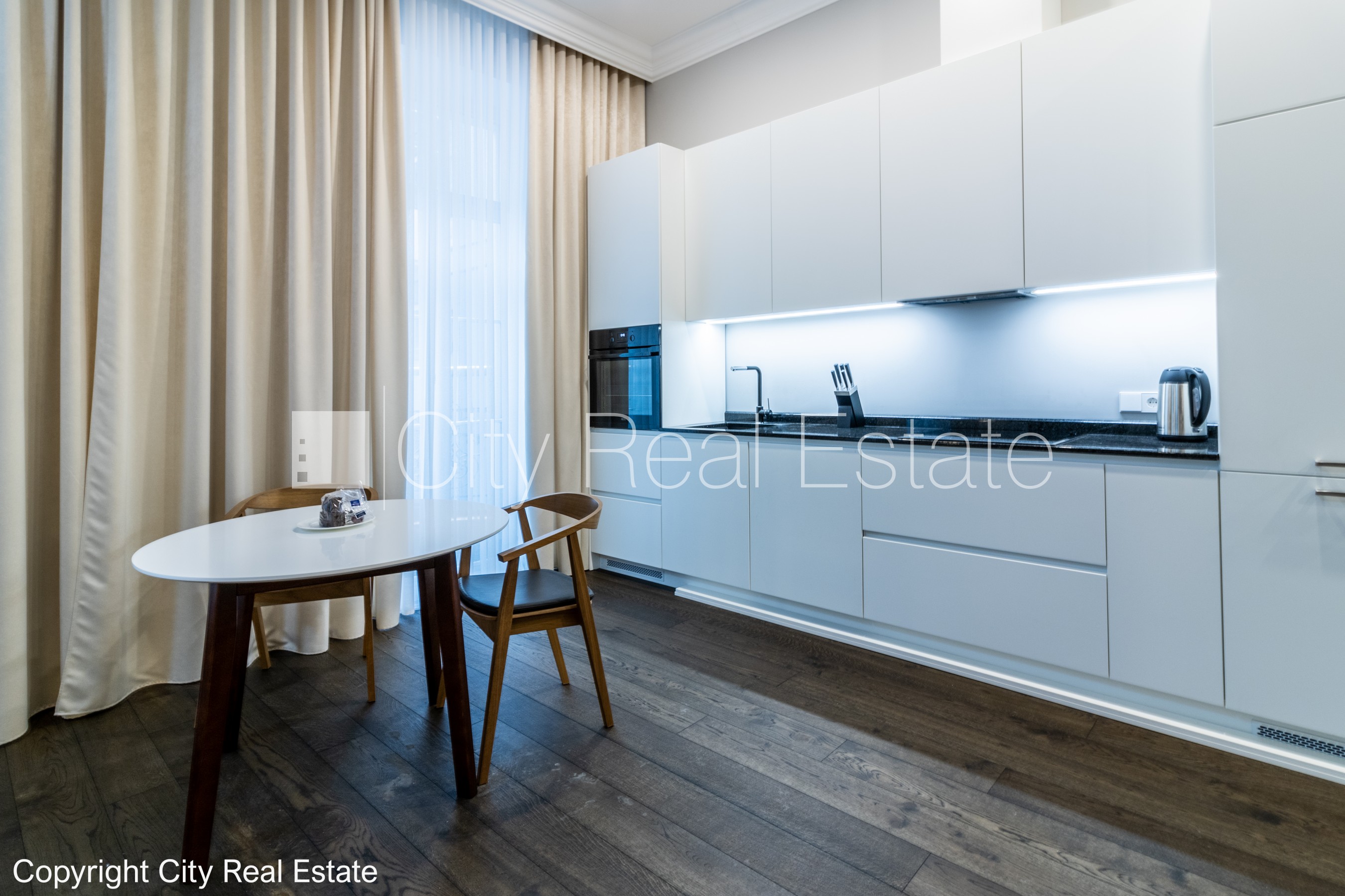 Sludinājumi. Projekts - Aleksandra Appartments, fasādes māja, renovēta māja, teritorijas iebrauktuves vārti Cena: 1000 EUR/mēn Foto #2