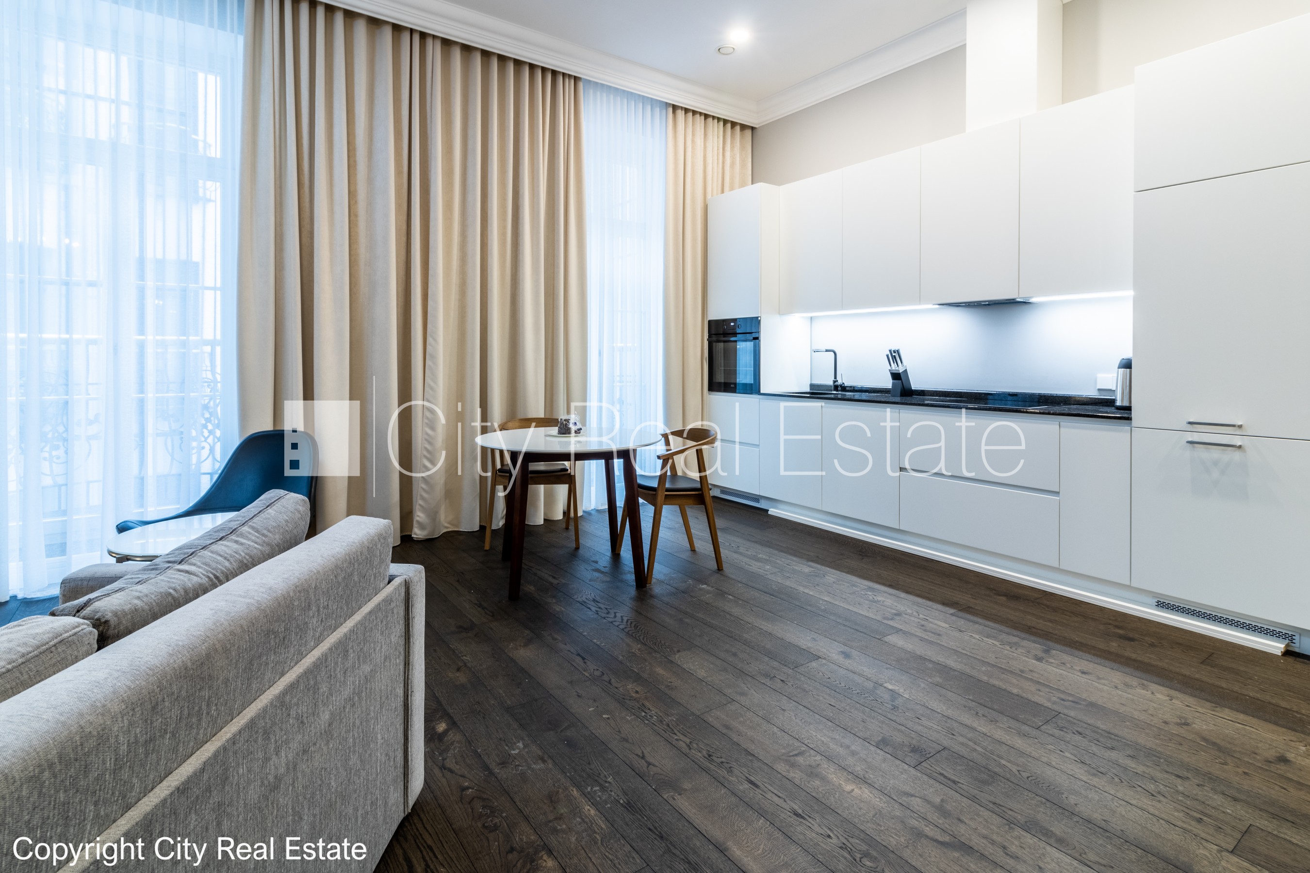 Sludinājumi. Projekts - Aleksandra Appartments, fasādes māja, renovēta māja, teritorijas iebrauktuves vārti Cena: 1000 EUR/mēn Foto #3