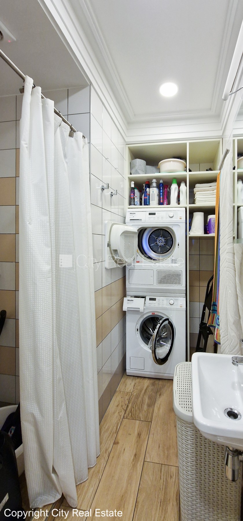 Sludinājumi. Projekts - Aleksandra Appartments, fasādes māja, renovēta māja, vieta vairākām automašīnām, iespēja Cena: 1700 EUR/mēn Foto #17