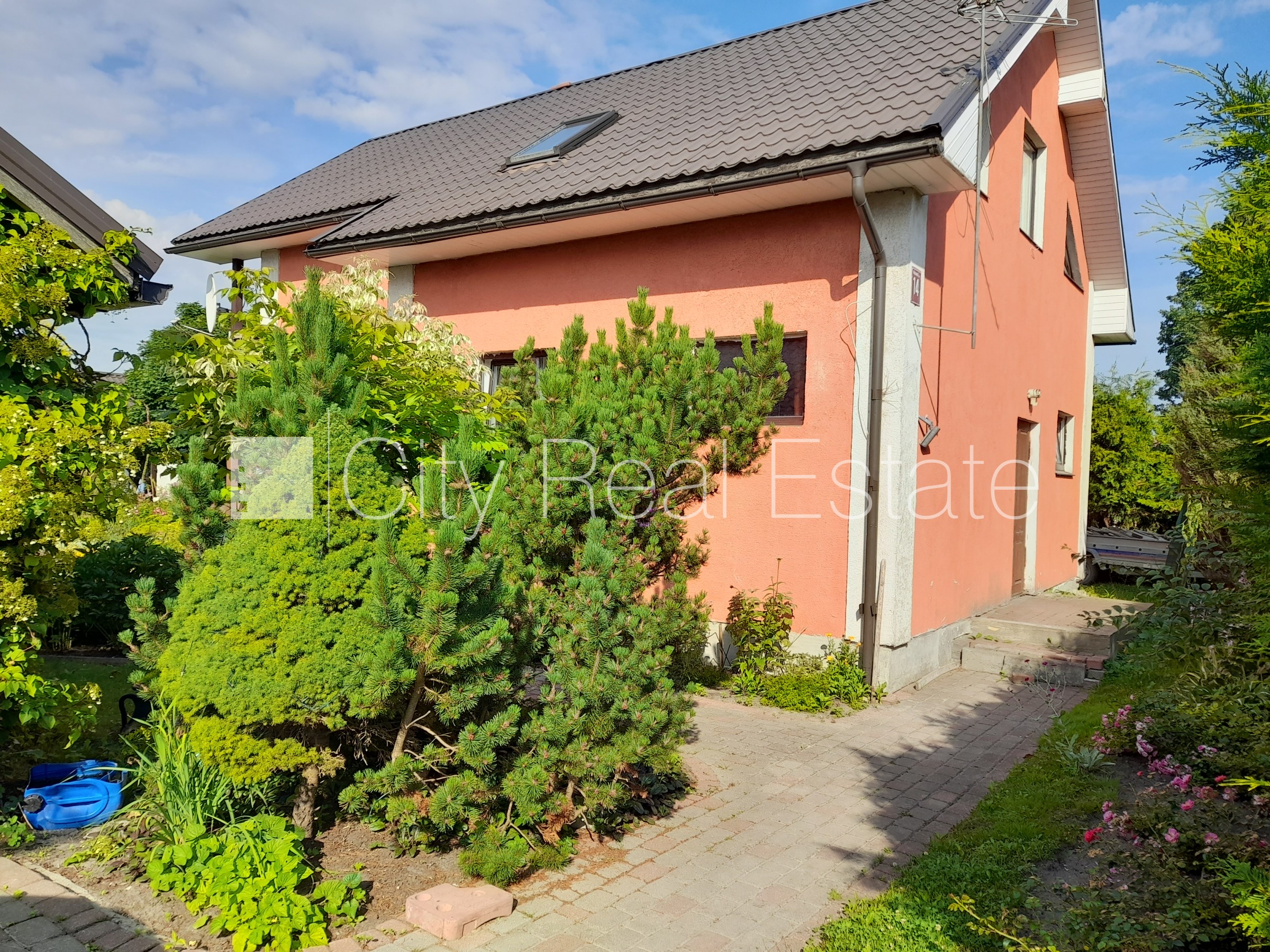 Sludinājumi. Labiekārtots apzaļumots pagalms, bruģēts piebraucamais ceļš, iežogota teritorija ar metāla sētu, Cena: 197000 EUR Foto #4