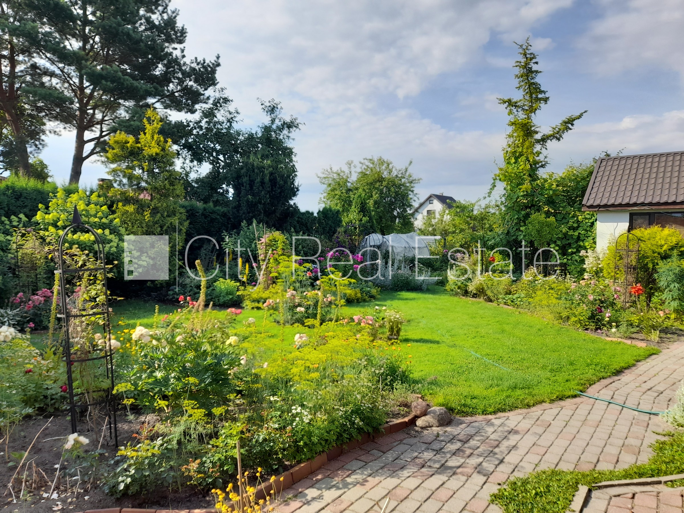 Sludinājumi. Labiekārtots apzaļumots pagalms, bruģēts piebraucamais ceļš, iežogota teritorija ar metāla sētu, Cena: 197000 EUR Foto #13