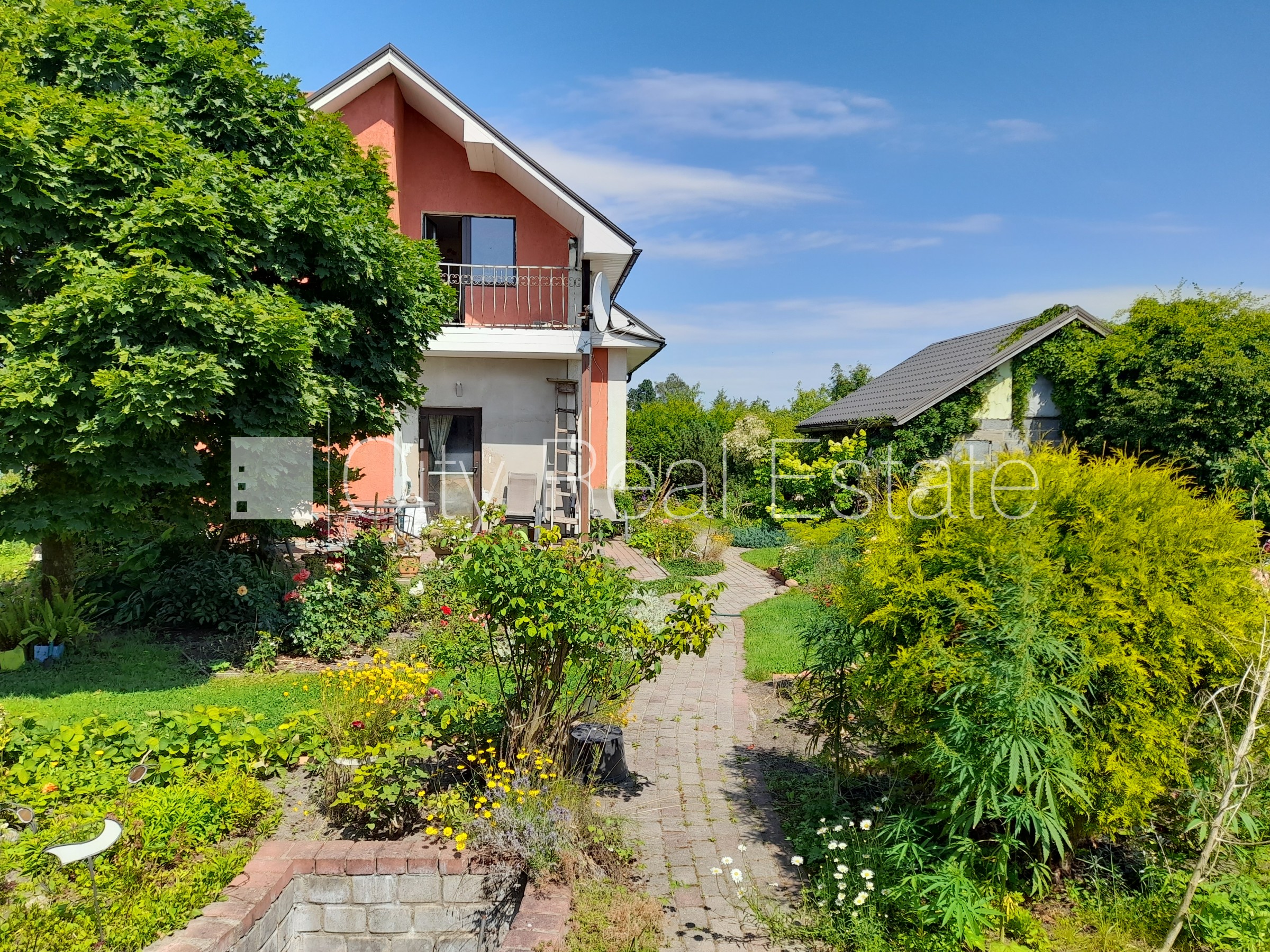 Sludinājumi. Labiekārtots apzaļumots pagalms, bruģēts piebraucamais ceļš, iežogota teritorija ar metāla sētu, Cena: 197000 EUR Foto #2
