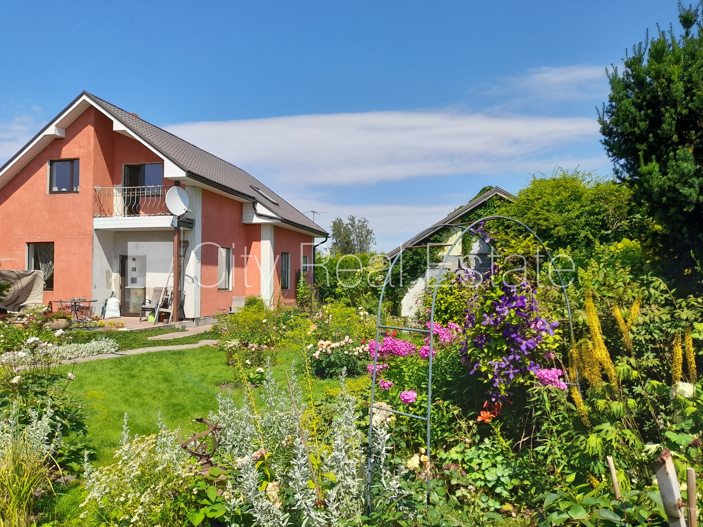 Sludinājumi. Labiekārtots apzaļumots pagalms, bruģēts piebraucamais ceļš, iežogota teritorija ar metāla sētu, Cena: 197000 EUR Foto #1
