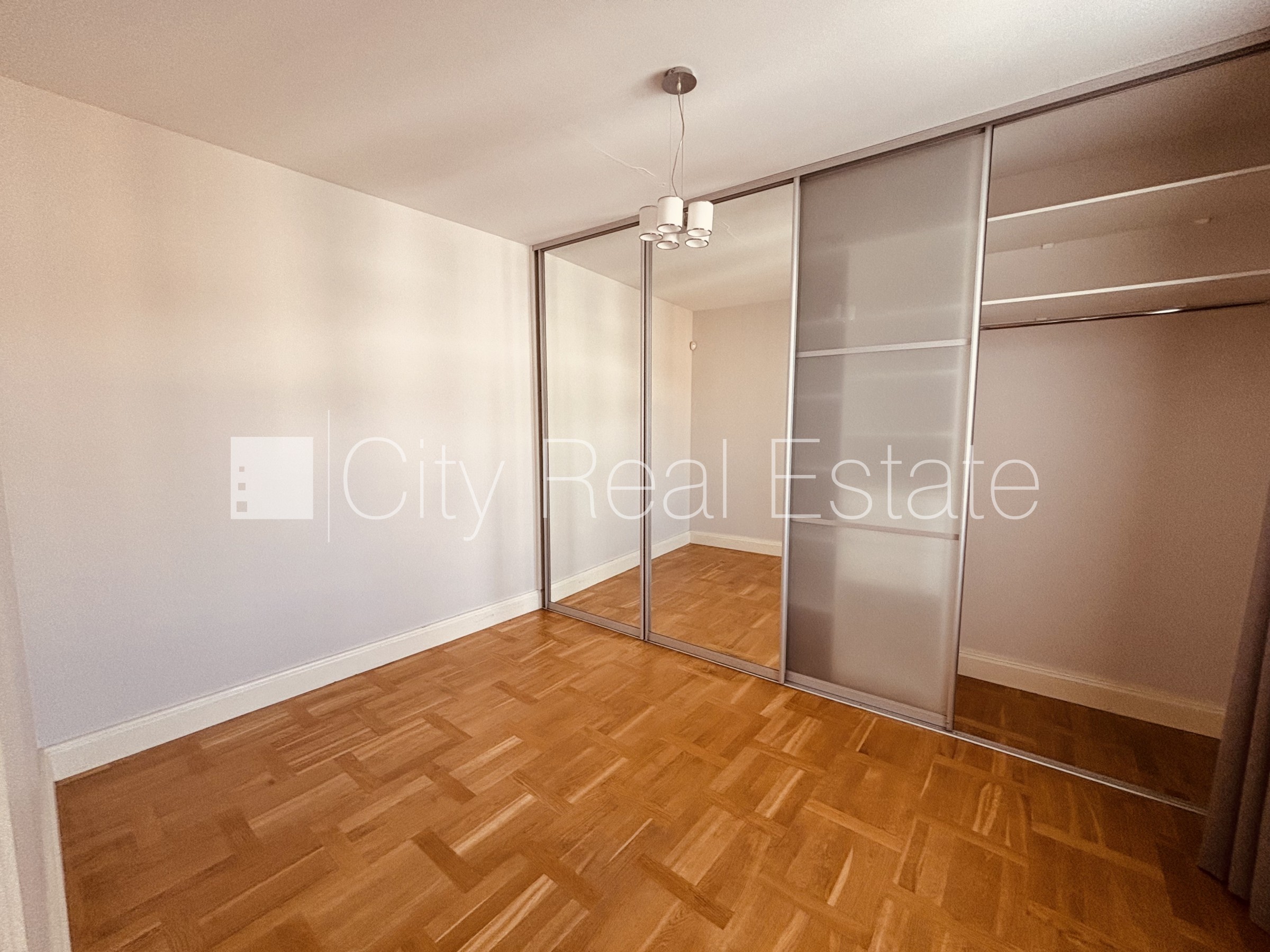 Sludinājumi. Renovēta māja, vieta automašīnai, objektu apsargā fiziskā apsardze, luksuss apartamenti , ir lifts, Cena: 3389 EUR/mēn Foto #11