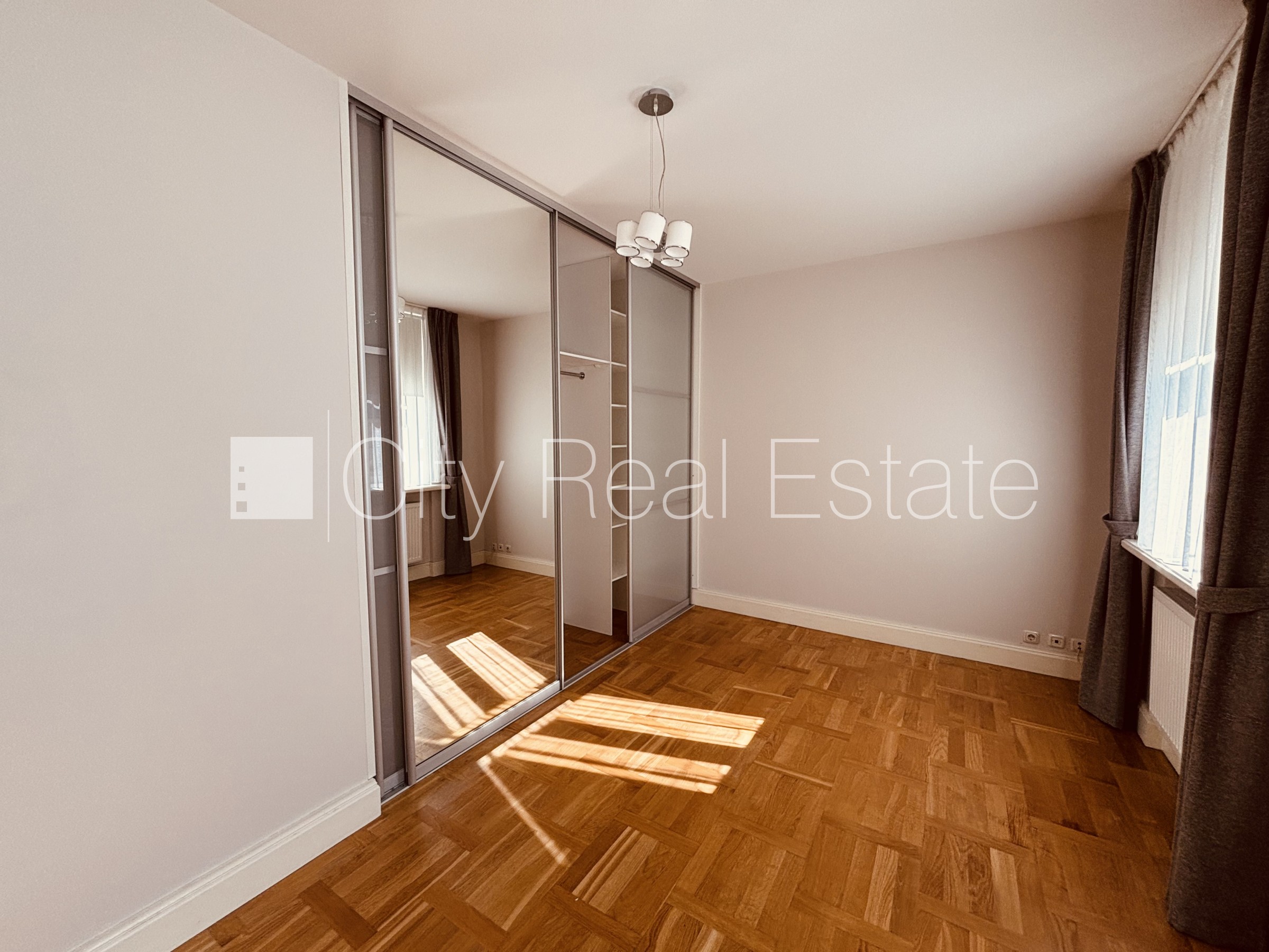 Sludinājumi. Renovēta māja, vieta automašīnai, objektu apsargā fiziskā apsardze, luksuss apartamenti , ir lifts, Cena: 3389 EUR/mēn Foto #9