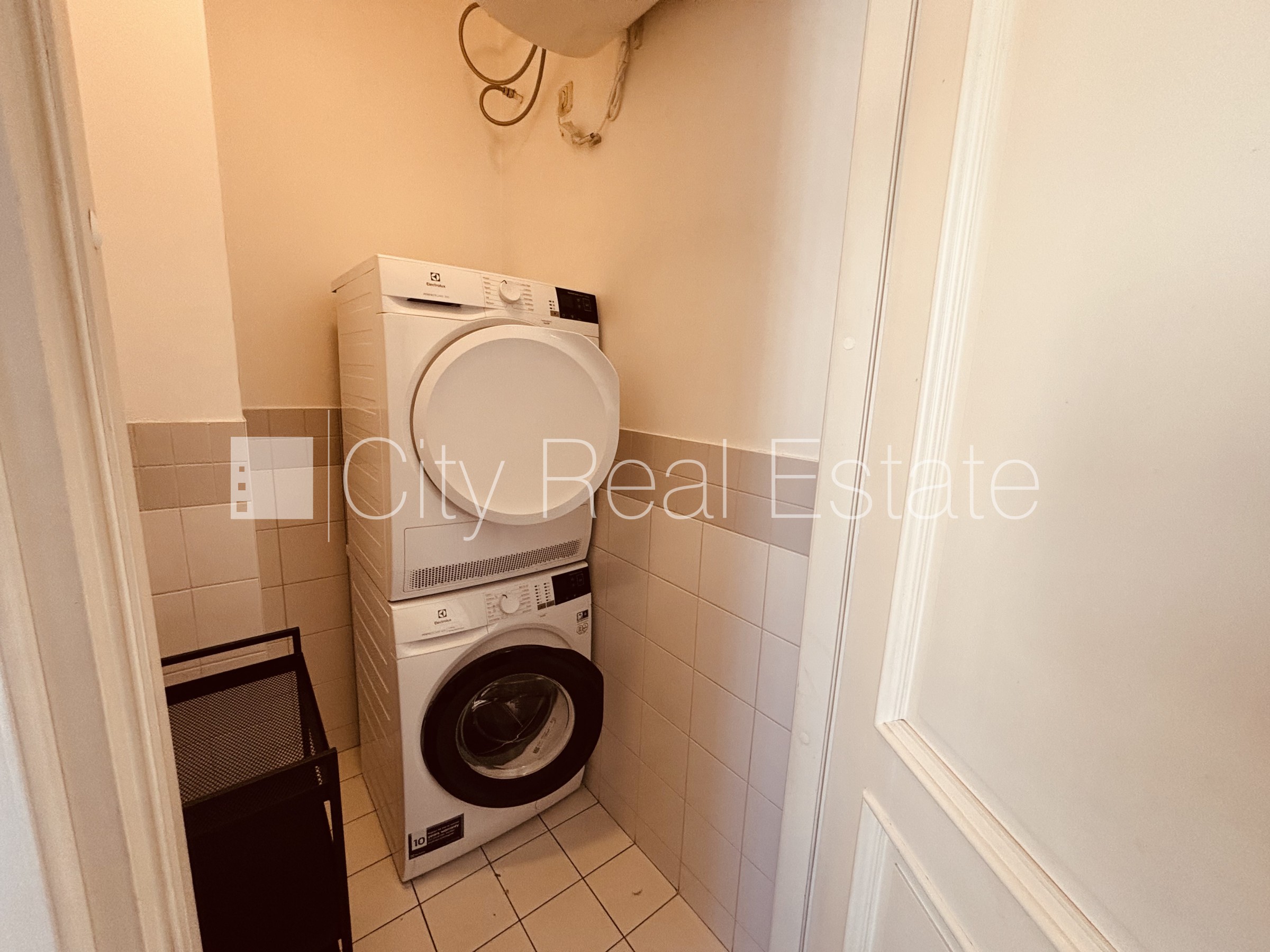 Sludinājumi. Renovēta māja, vieta automašīnai, objektu apsargā fiziskā apsardze, luksuss apartamenti , ir lifts, Cena: 3389 EUR/mēn Foto #14