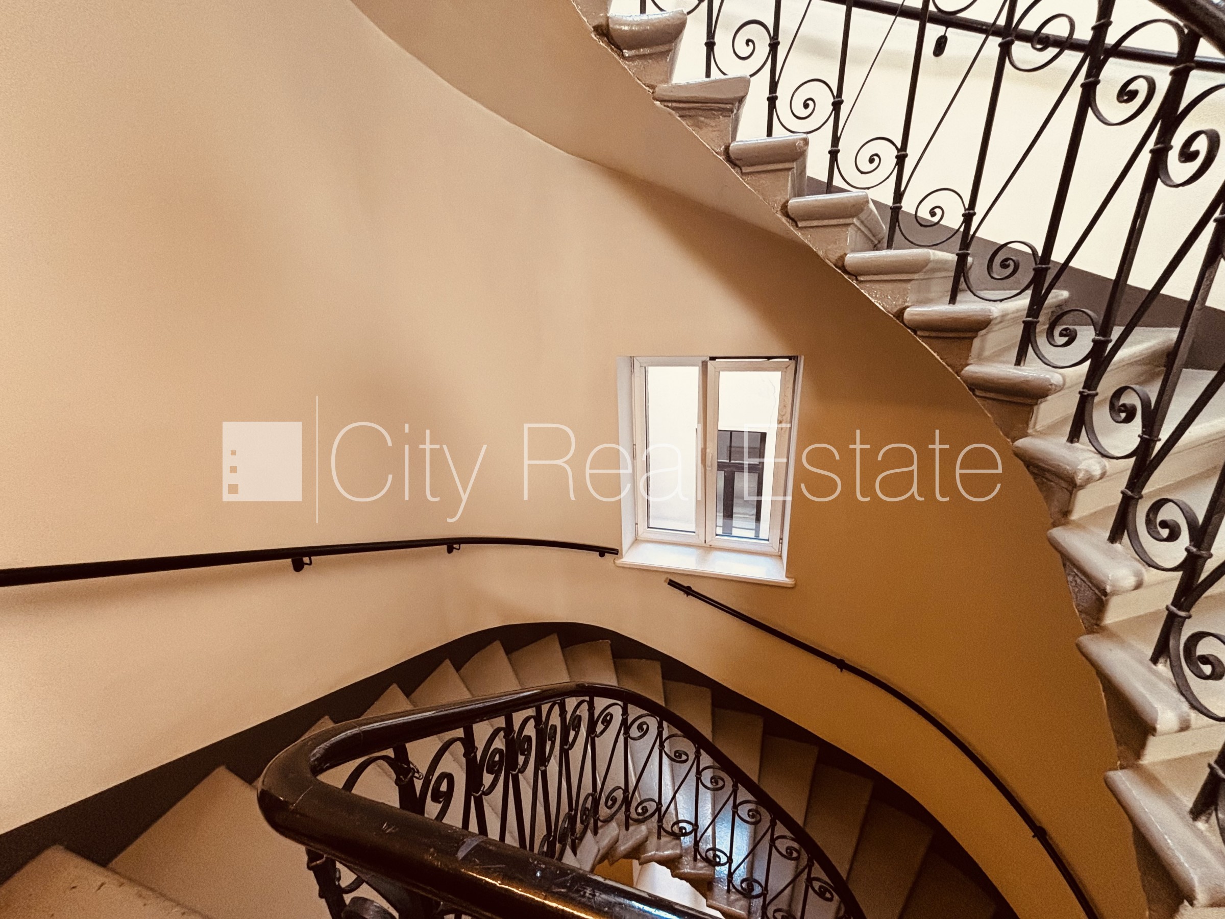 Sludinājumi. Renovēta māja, vieta automašīnai, objektu apsargā fiziskā apsardze, luksuss apartamenti , ir lifts, Cena: 3389 EUR/mēn Foto #24