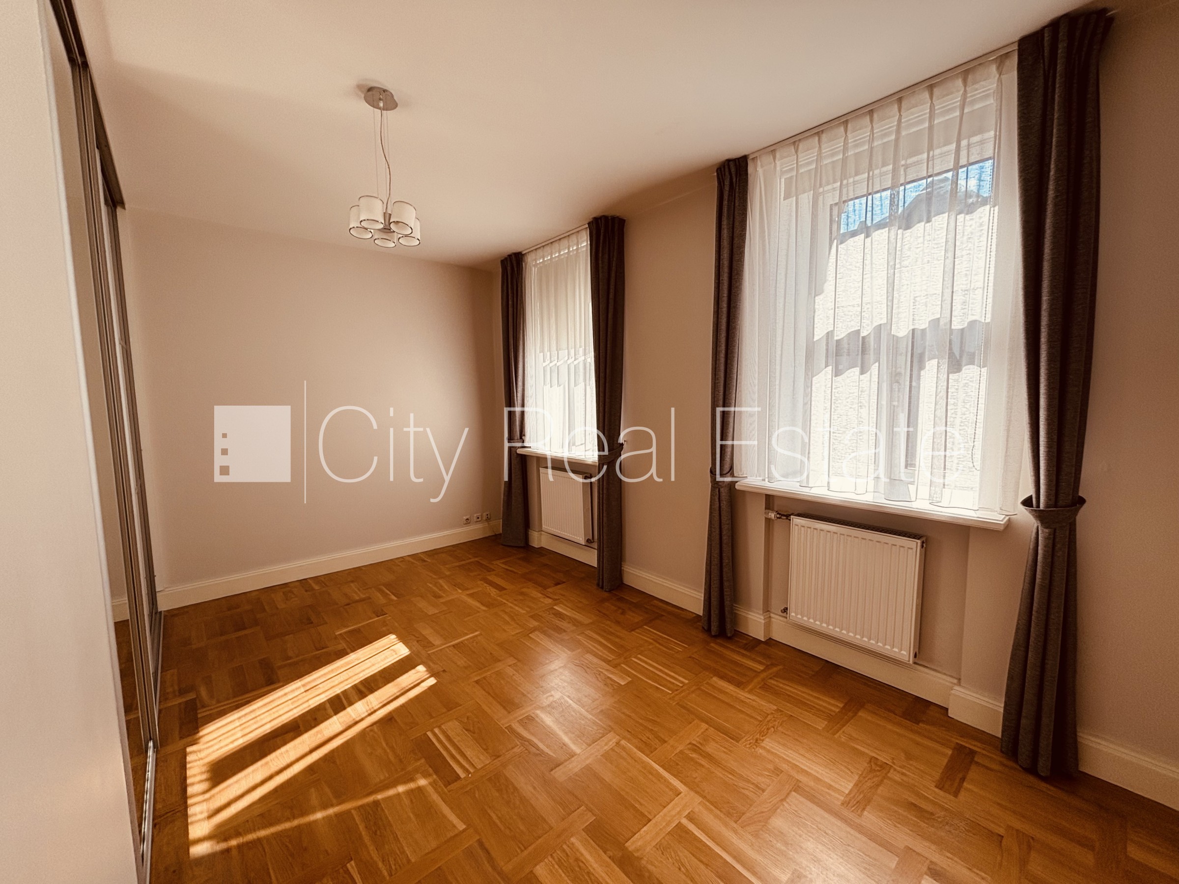 Sludinājumi. Renovēta māja, vieta automašīnai, objektu apsargā fiziskā apsardze, luksuss apartamenti , ir lifts, Cena: 3389 EUR/mēn Foto #3