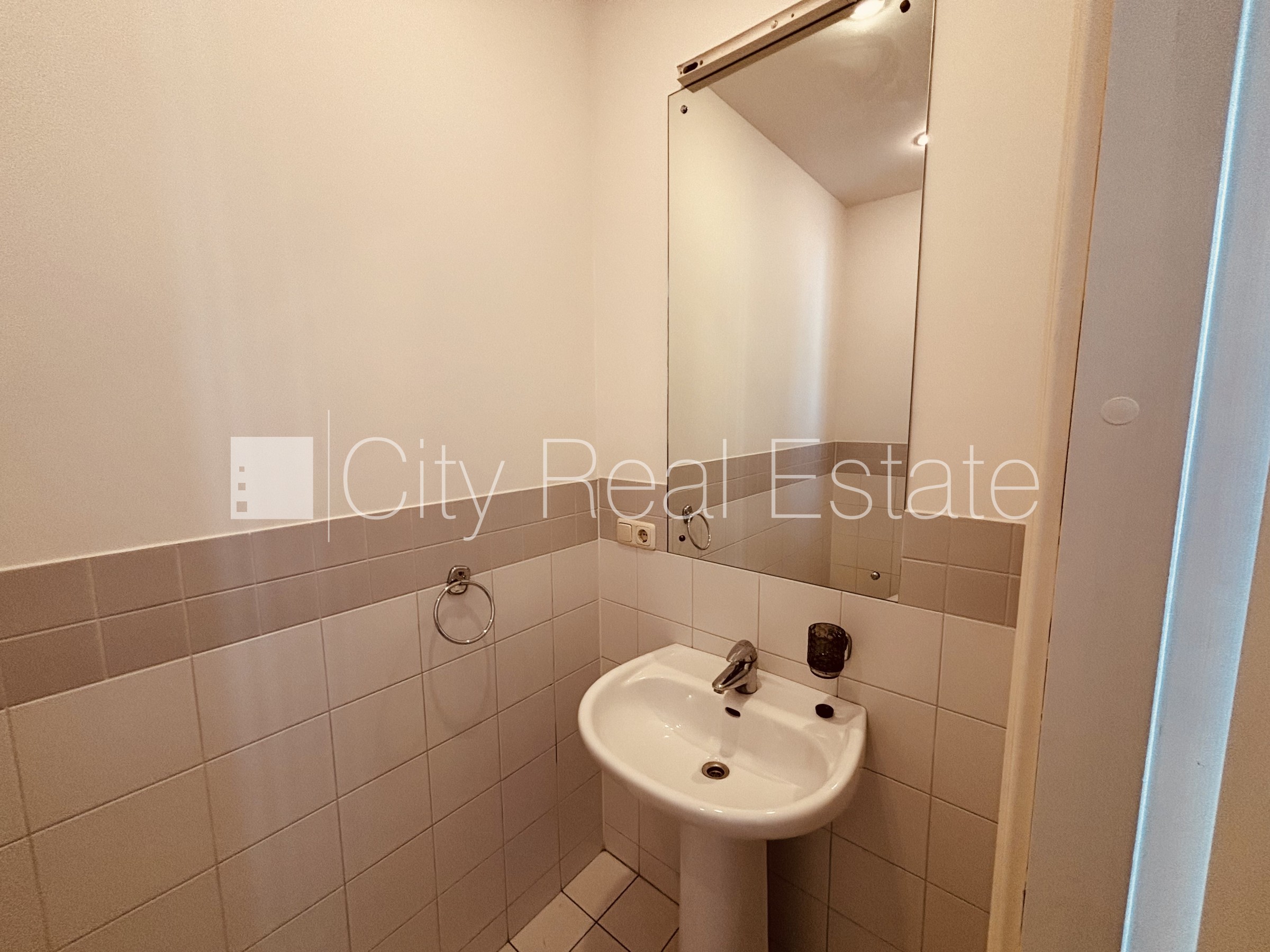 Sludinājumi. Renovēta māja, vieta automašīnai, objektu apsargā fiziskā apsardze, luksuss apartamenti , ir lifts, Cena: 3389 EUR/mēn Foto #15