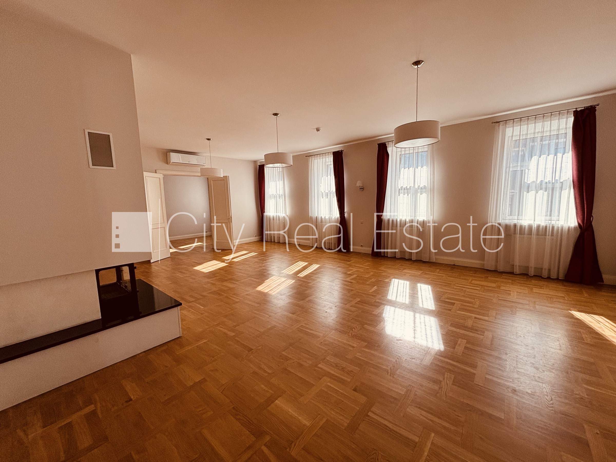 Sludinājumi. Renovēta māja, vieta automašīnai, objektu apsargā fiziskā apsardze, luksuss apartamenti , ir lifts, Cena: 3389 EUR/mēn Foto #2