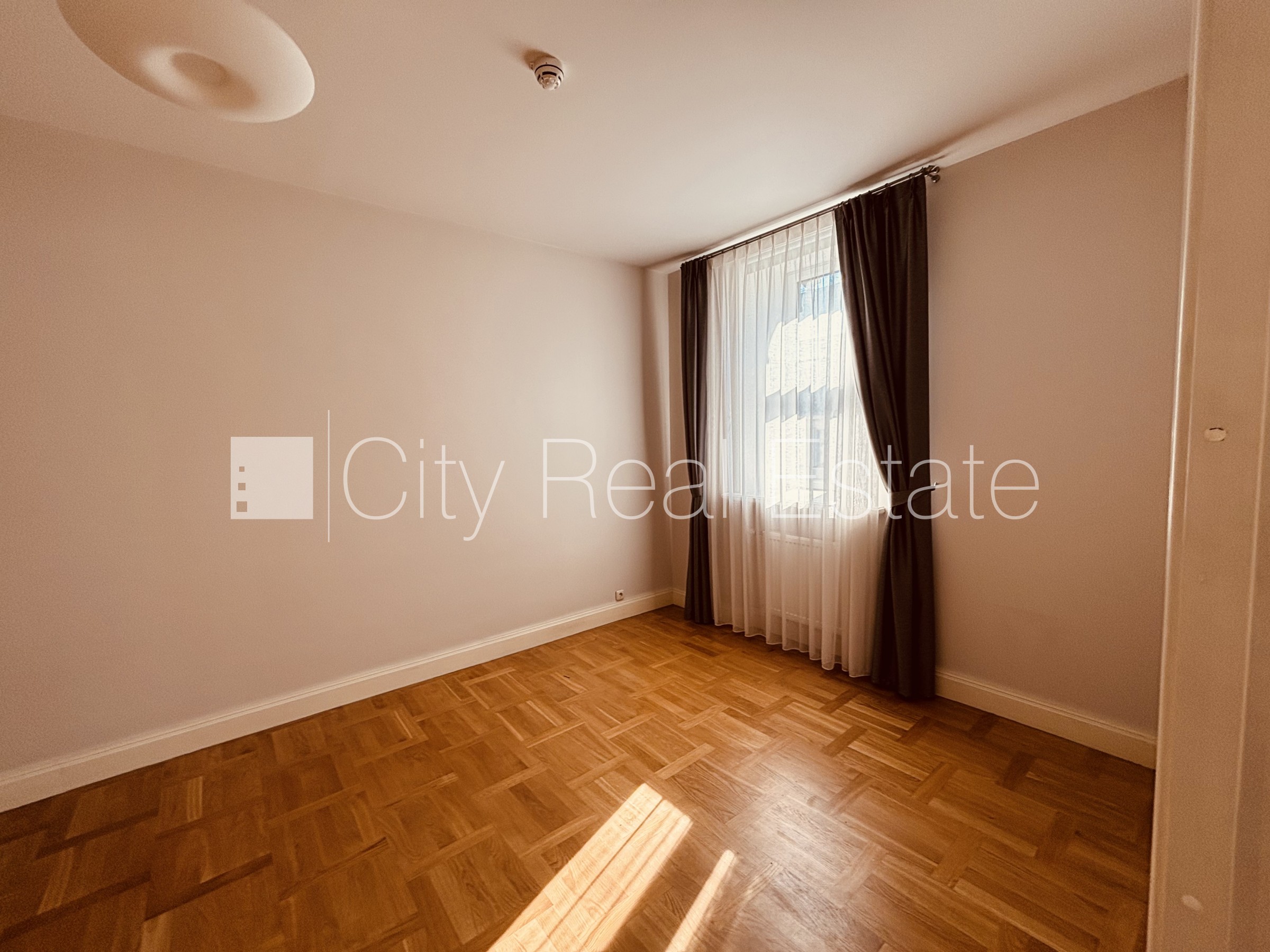 Sludinājumi. Renovēta māja, vieta automašīnai, objektu apsargā fiziskā apsardze, luksuss apartamenti , ir lifts, Cena: 3389 EUR/mēn Foto #7
