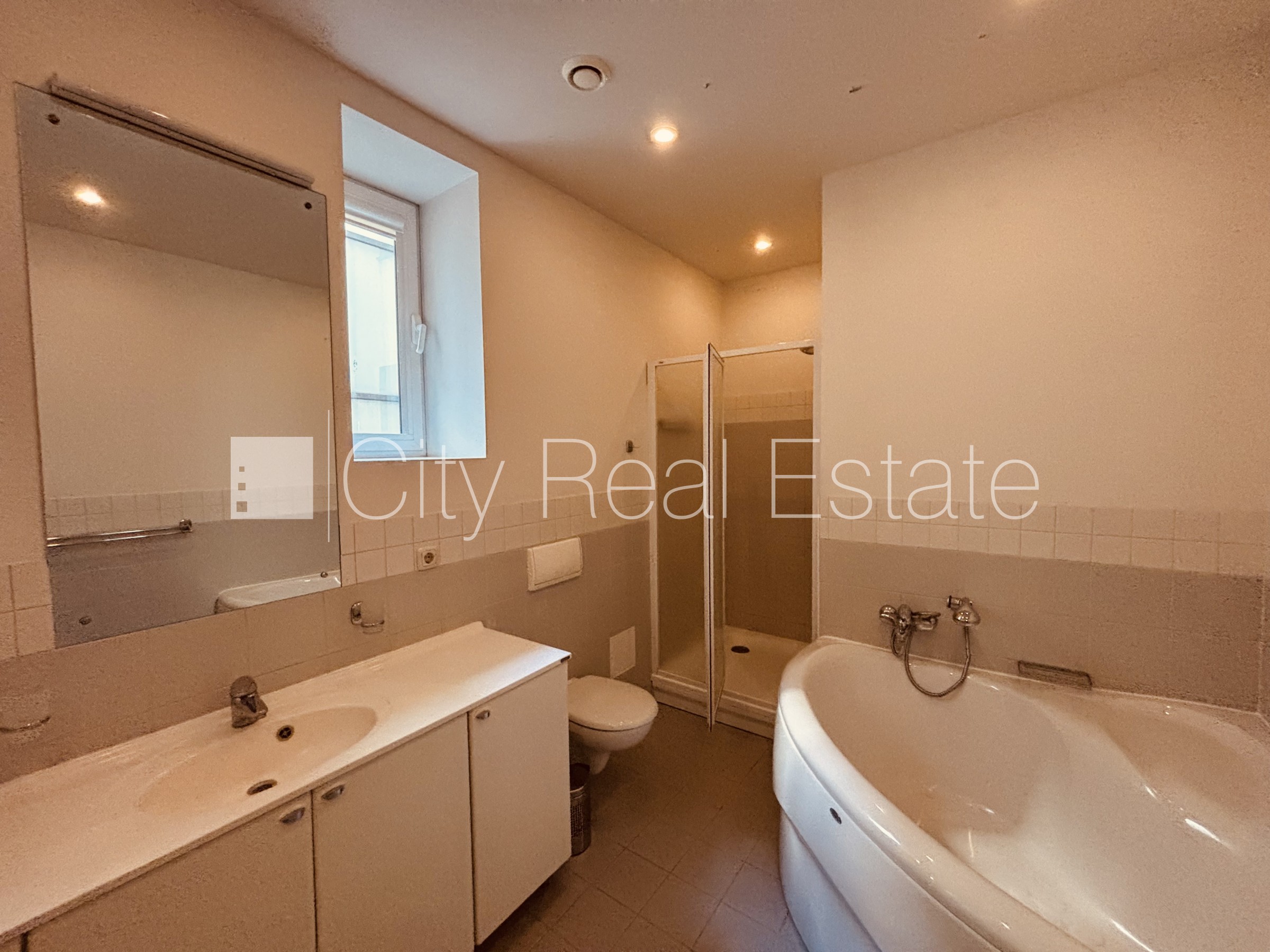 Sludinājumi. Renovēta māja, vieta automašīnai, objektu apsargā fiziskā apsardze, luksuss apartamenti , ir lifts, Cena: 3389 EUR/mēn Foto #12