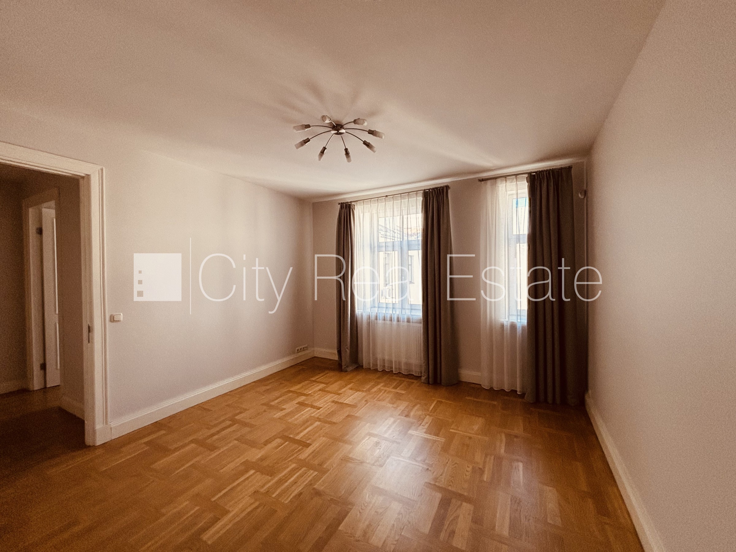 Sludinājumi. Renovēta māja, vieta automašīnai, objektu apsargā fiziskā apsardze, luksuss apartamenti , ir lifts, Cena: 3389 EUR/mēn Foto #19