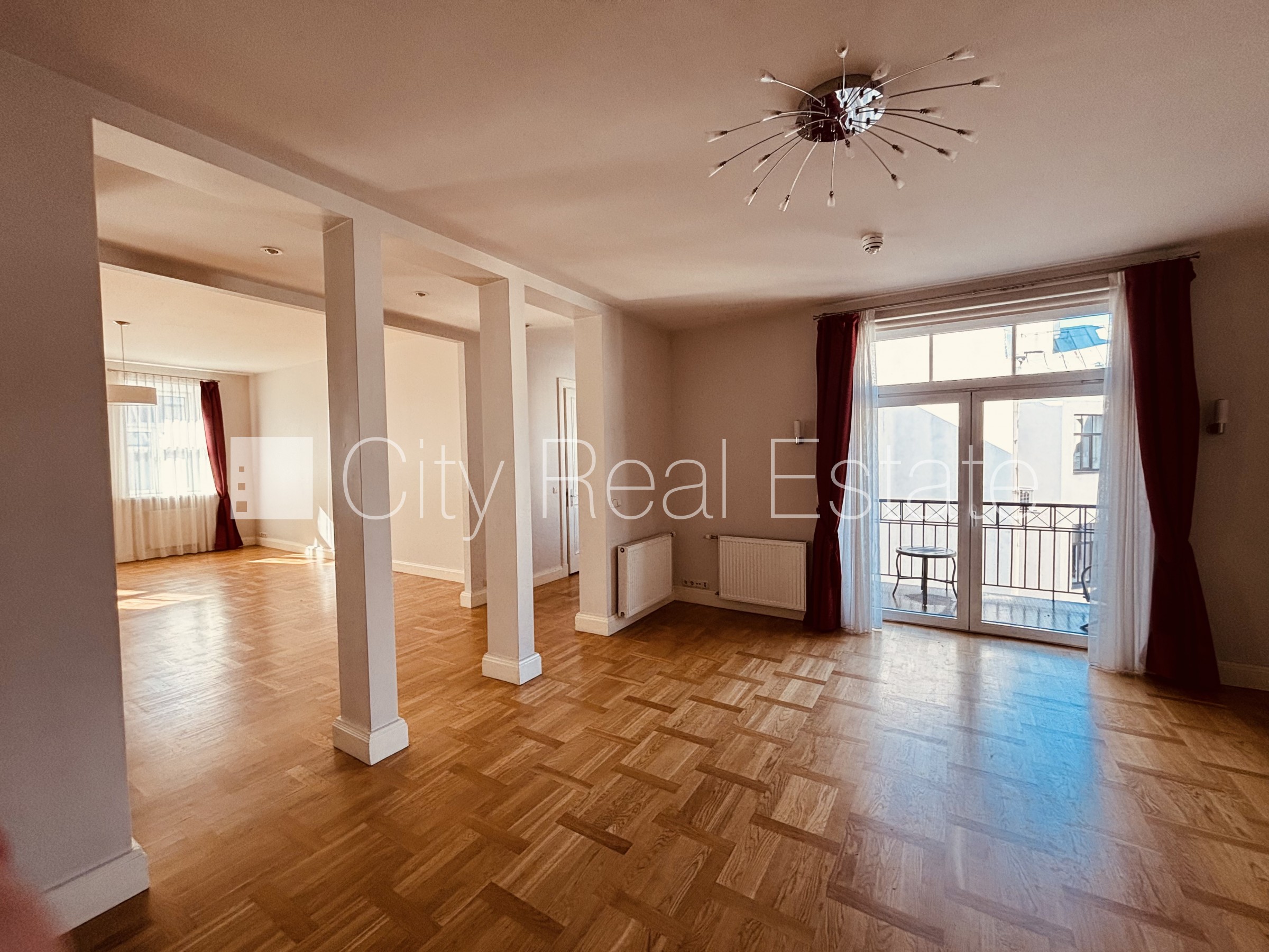 Sludinājumi. Renovēta māja, vieta automašīnai, objektu apsargā fiziskā apsardze, luksuss apartamenti , ir lifts, Cena: 3389 EUR/mēn Foto #4