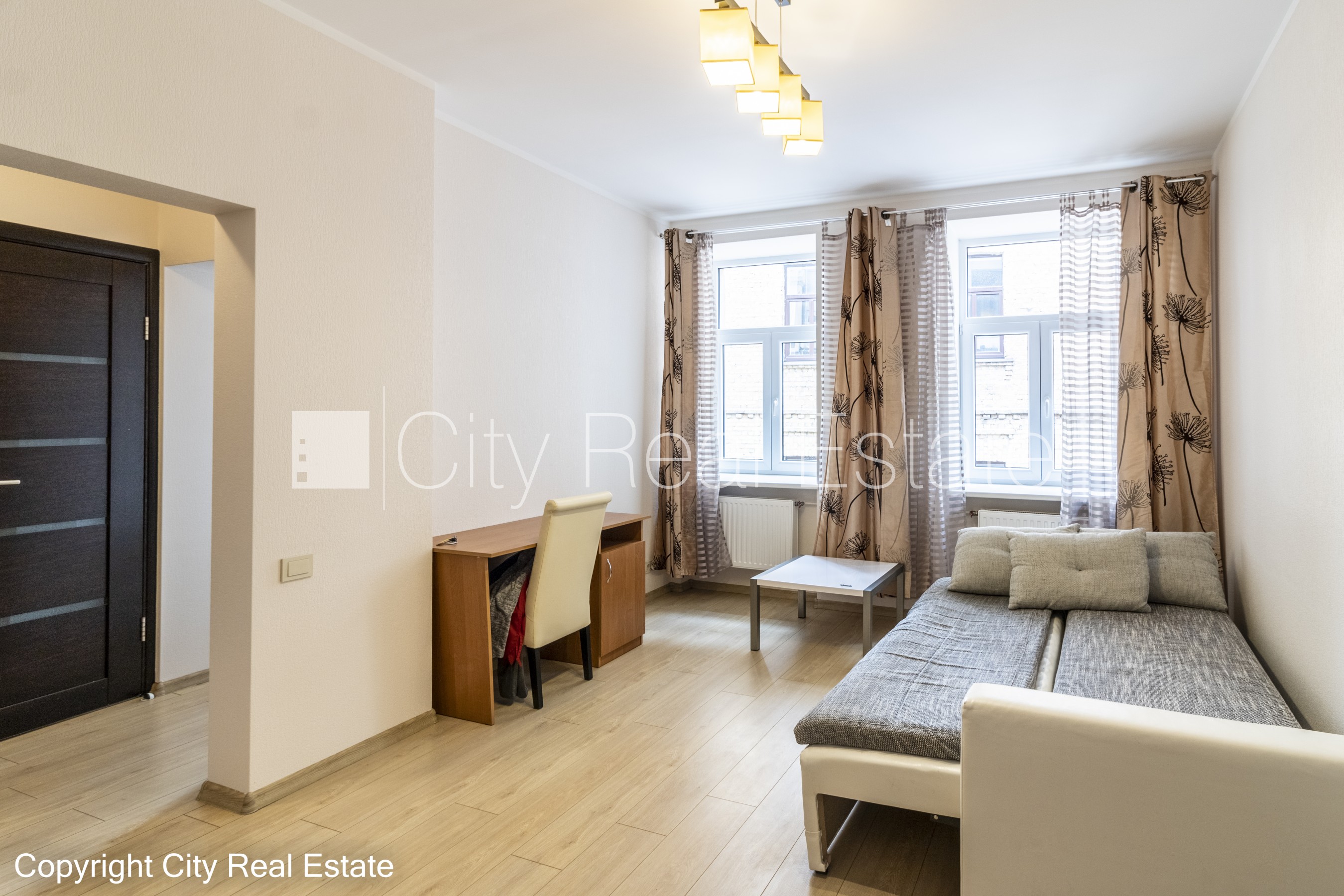 Sludinājumi. Fasādes māja, renovēta māja, labiekārtota apzaļumota teritorija, ieeja no ielas un pagalma, kāpņu Cena: 580 EUR/mēn Foto #1