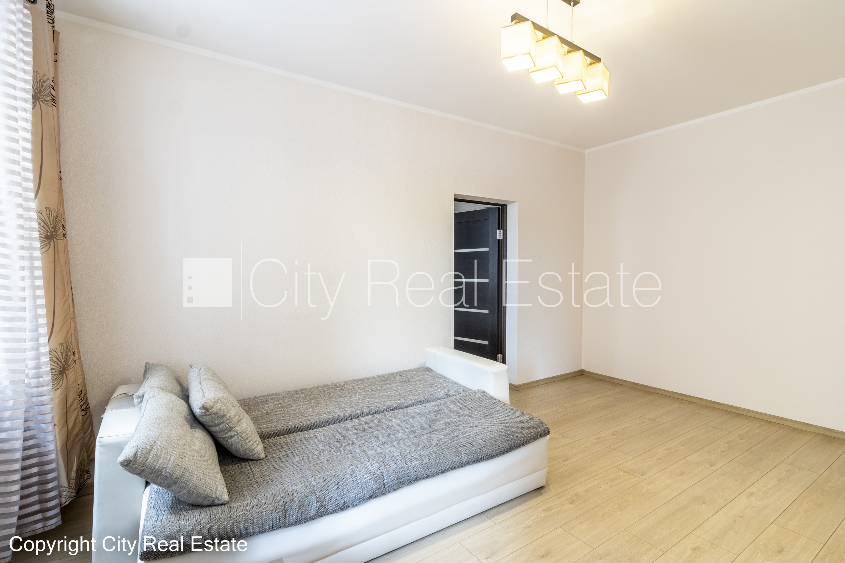 Sludinājumi. Fasādes māja, renovēta māja, labiekārtota apzaļumota teritorija, ieeja no ielas un pagalma, kāpņu Cena: 580 EUR/mēn Foto #2