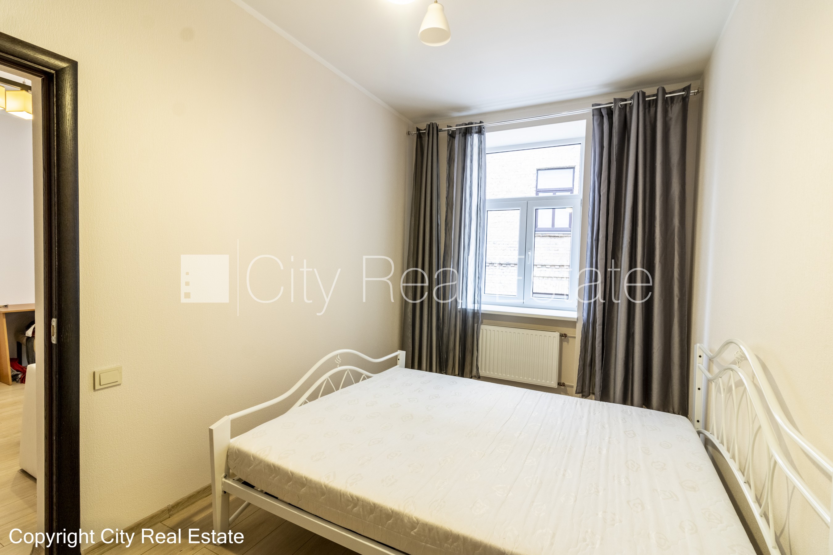 Sludinājumi. Fasādes māja, renovēta māja, labiekārtota apzaļumota teritorija, ieeja no ielas un pagalma, kāpņu Cena: 580 EUR/mēn Foto #3