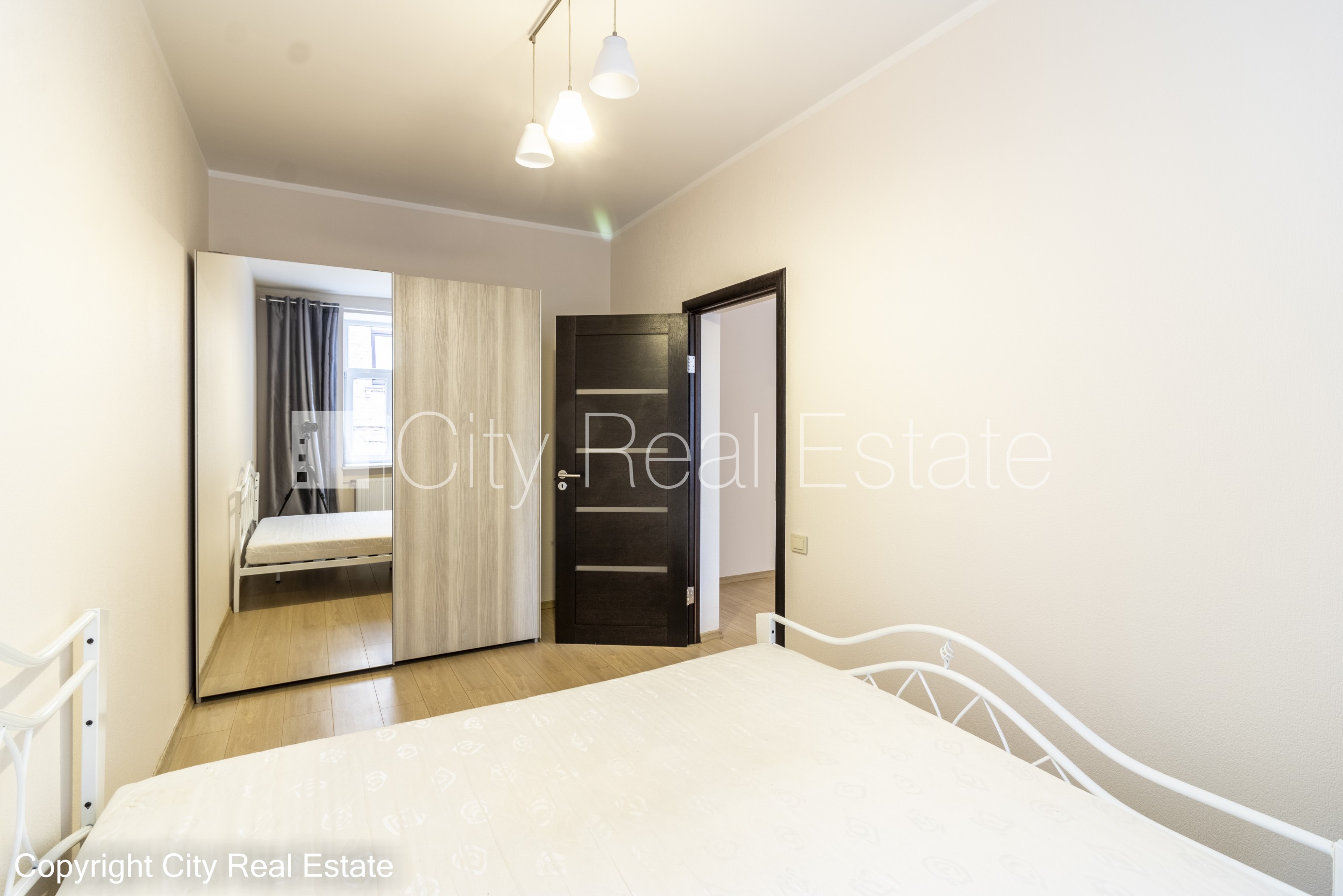 Sludinājumi. Fasādes māja, renovēta māja, labiekārtota apzaļumota teritorija, ieeja no ielas un pagalma, kāpņu Cena: 580 EUR/mēn Foto #5