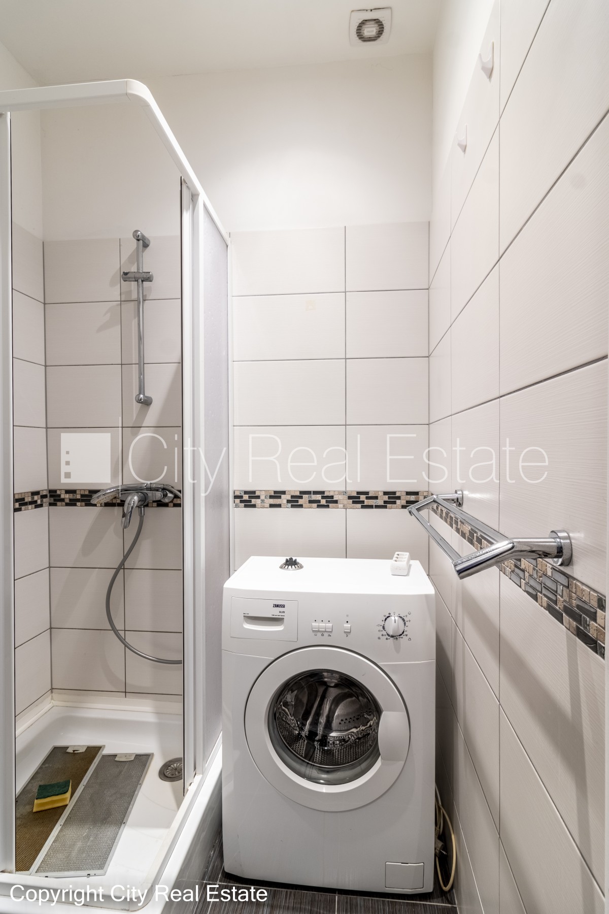 Sludinājumi. Fasādes māja, renovēta māja, labiekārtota apzaļumota teritorija, ieeja no ielas un pagalma, kāpņu Cena: 580 EUR/mēn Foto #10