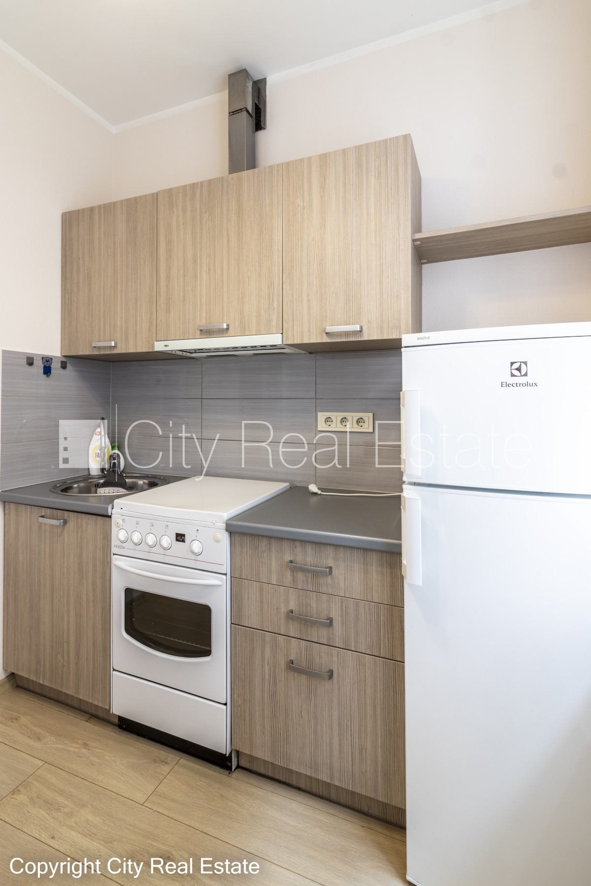 Sludinājumi. Fasādes māja, renovēta māja, labiekārtota apzaļumota teritorija, ieeja no ielas un pagalma, kāpņu Cena: 580 EUR/mēn Foto #8