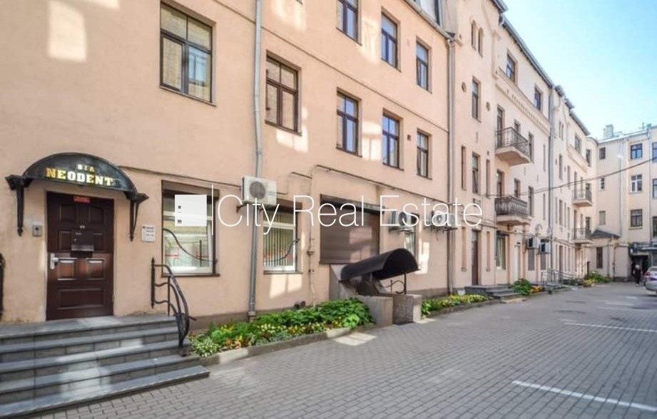 Sludinājumi. Fasādes māja, renovēta māja, labiekārtota apzaļumota teritorija, ieeja no ielas un pagalma, kāpņu Cena: 580 EUR/mēn Foto #14