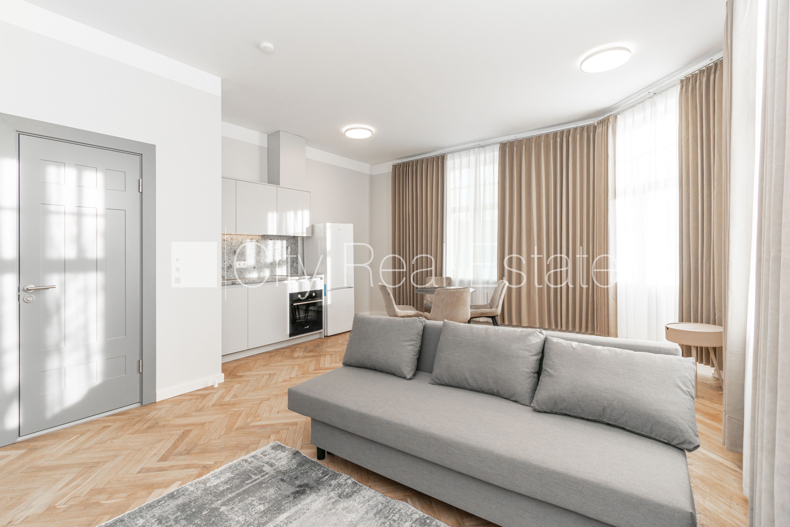 Sludinājumi. Fasādes māja, renovēta māja, slēgts pagalms, ieeja no ielas, ir lifts, kāpņu telpa bez remonta, Cena: 550 EUR/mēn Foto #1