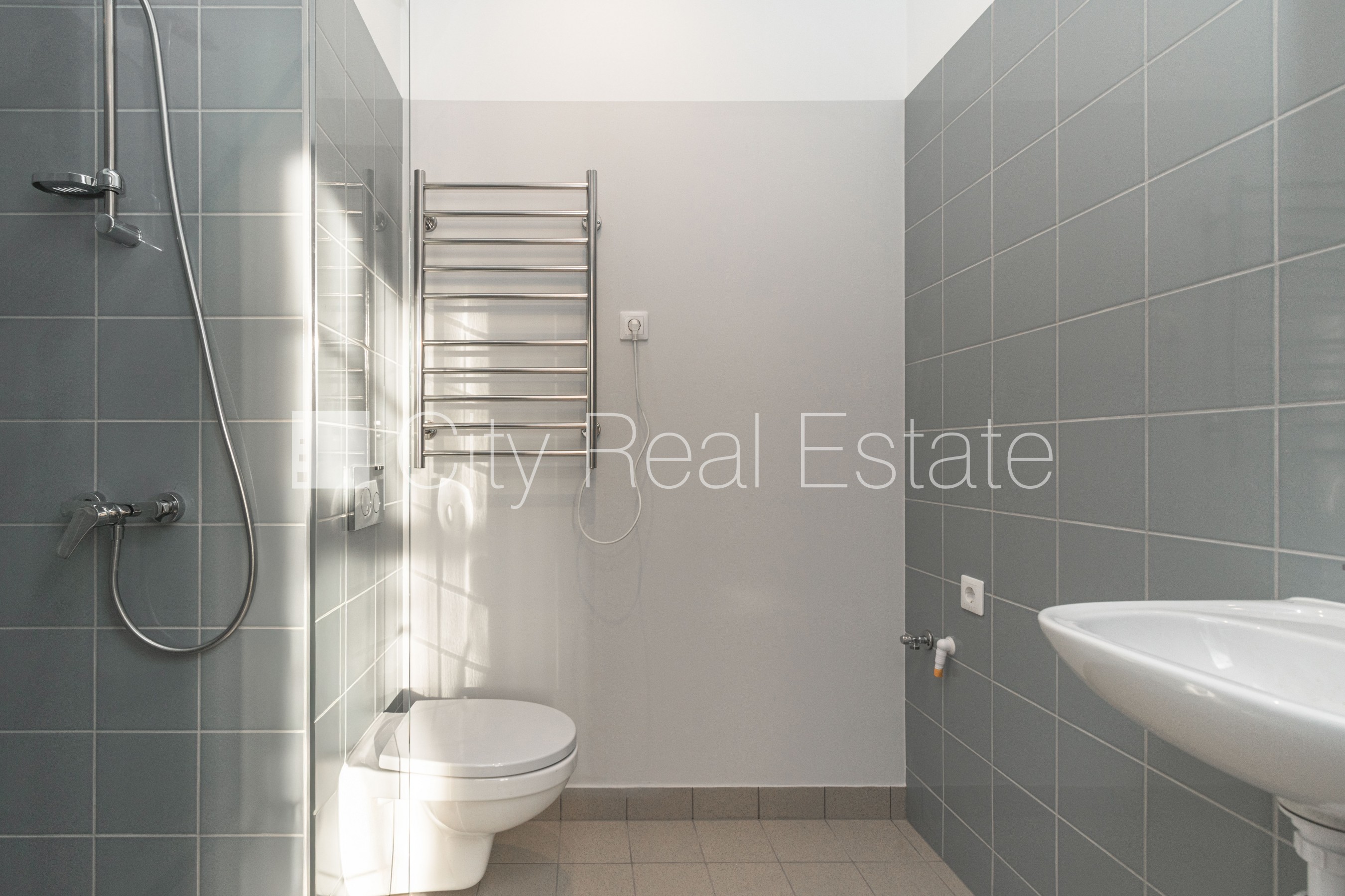 Sludinājumi. Fasādes māja, renovēta māja, slēgts pagalms, ieeja no ielas, ir lifts, kāpņu telpa bez remonta, Cena: 550 EUR/mēn Foto #4