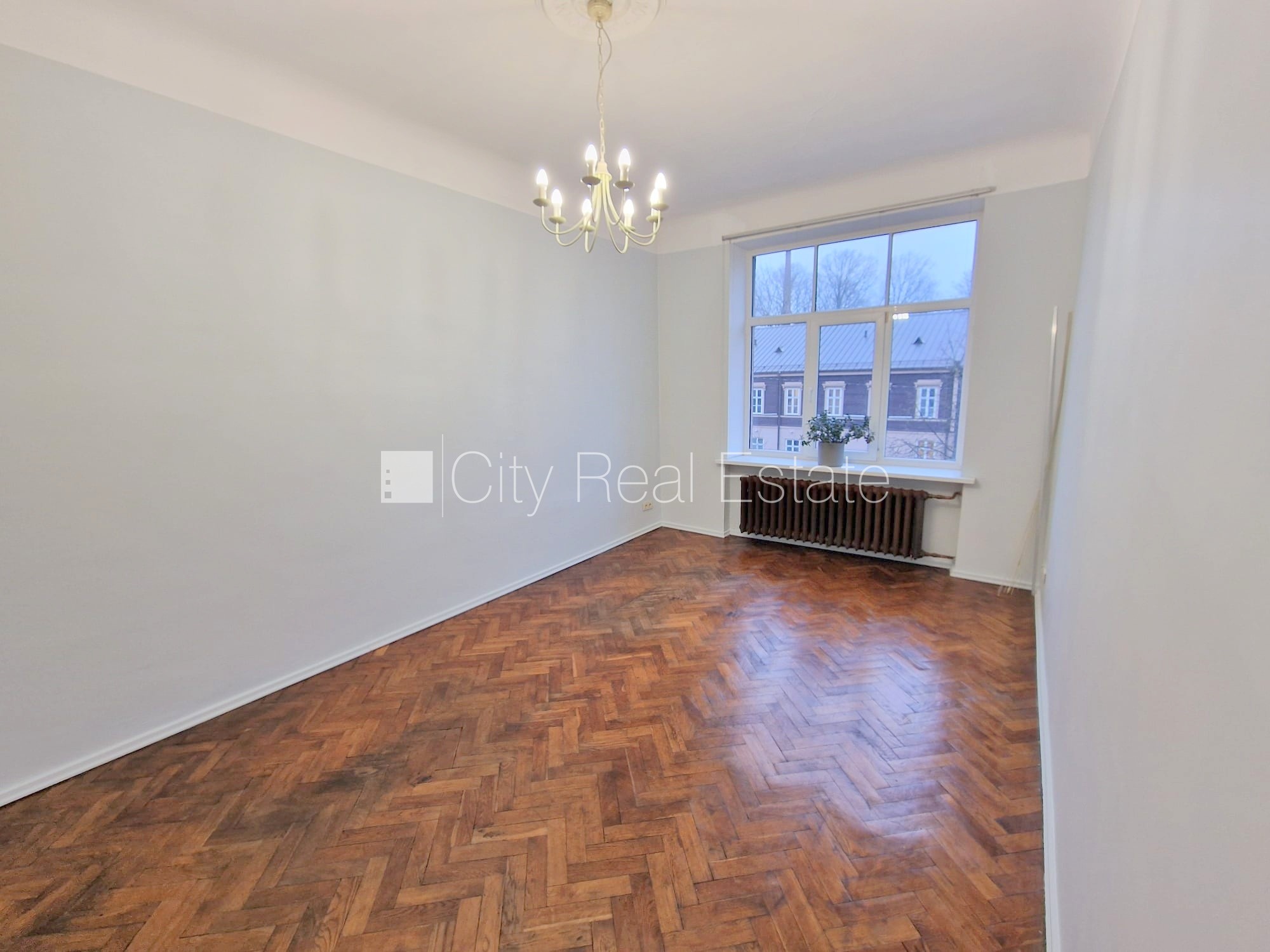 Sludinājumi. Fasādes māja, ieeja no ielas, kāpņu telpa pēc kosmētiskā remonta, logi vērsti mājas abās pusēs, Cena: 850 EUR/mēn Foto #11