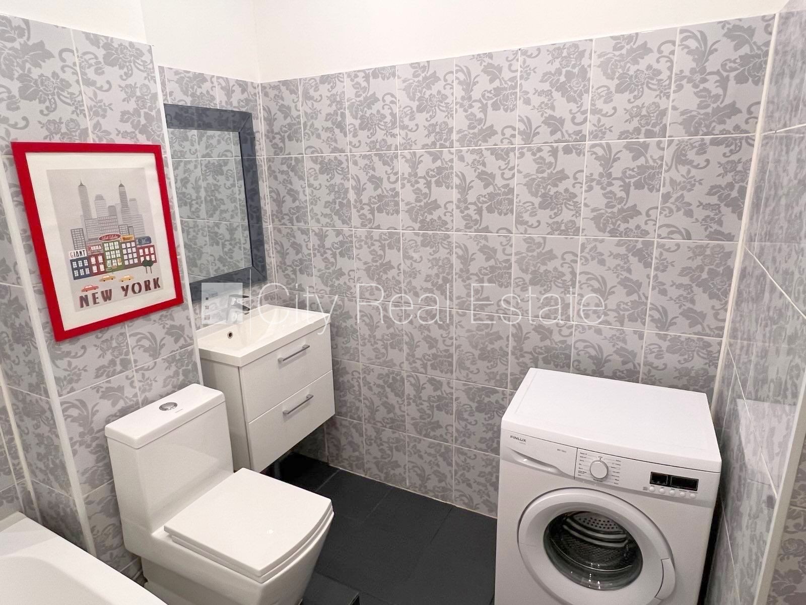 Sludinājumi. Fasādes māja, ieeja no ielas, kāpņu telpa pēc kosmētiskā remonta, logi vērsti mājas abās pusēs, Cena: 850 EUR/mēn Foto #20