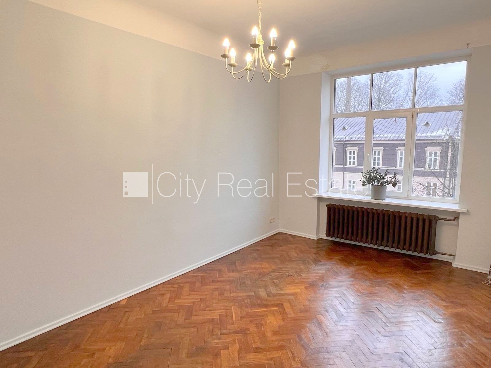 Sludinājumi. Fasādes māja, ieeja no ielas, kāpņu telpa pēc kosmētiskā remonta, logi vērsti mājas abās pusēs, Cena: 850 EUR/mēn Foto #9