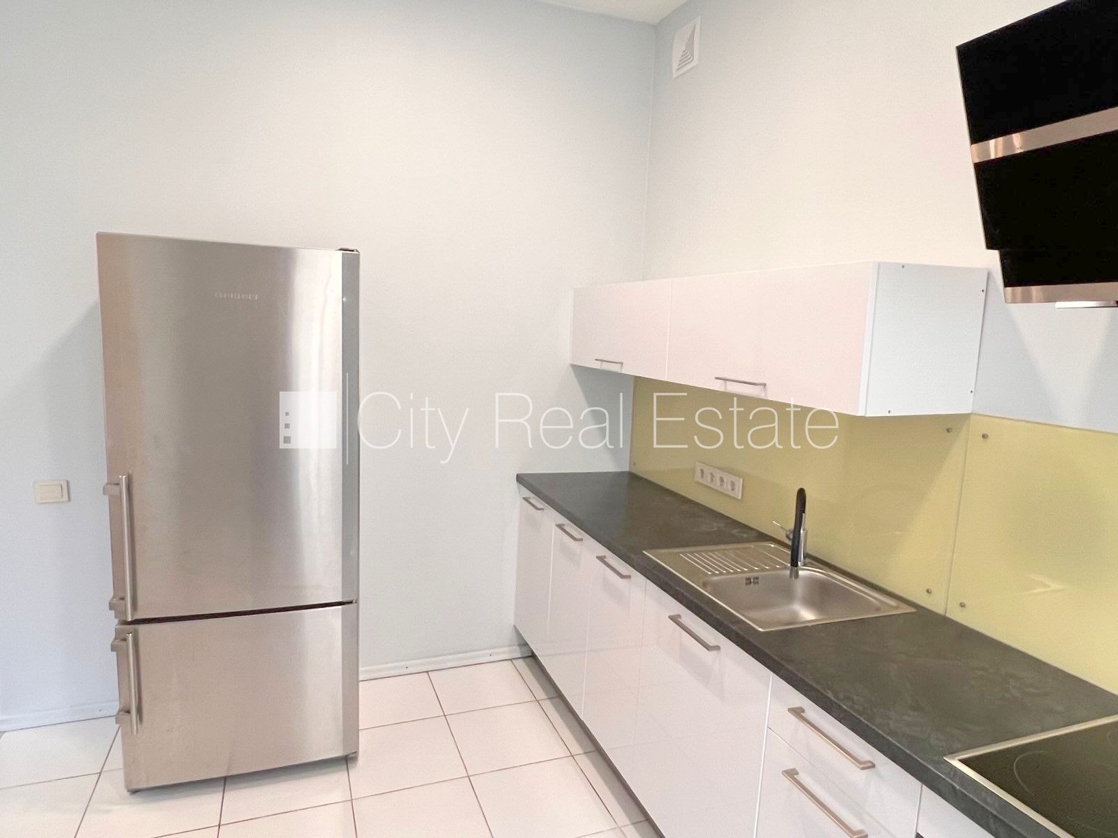 Sludinājumi. Fasādes māja, ieeja no ielas, kāpņu telpa pēc kosmētiskā remonta, logi vērsti mājas abās pusēs, Cena: 850 EUR/mēn Foto #4