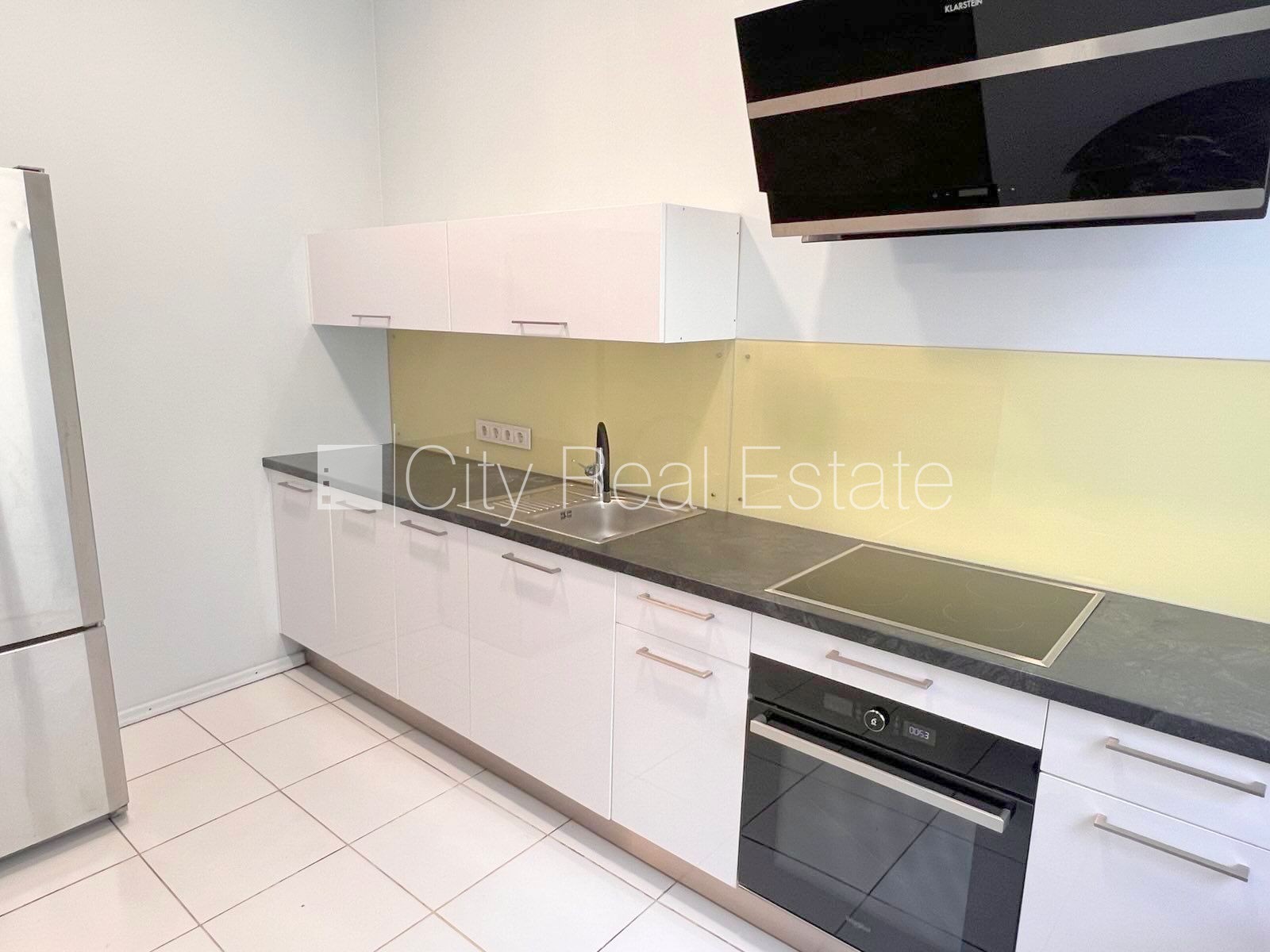 Sludinājumi. Fasādes māja, ieeja no ielas, kāpņu telpa pēc kosmētiskā remonta, logi vērsti mājas abās pusēs, Cena: 850 EUR/mēn Foto #3