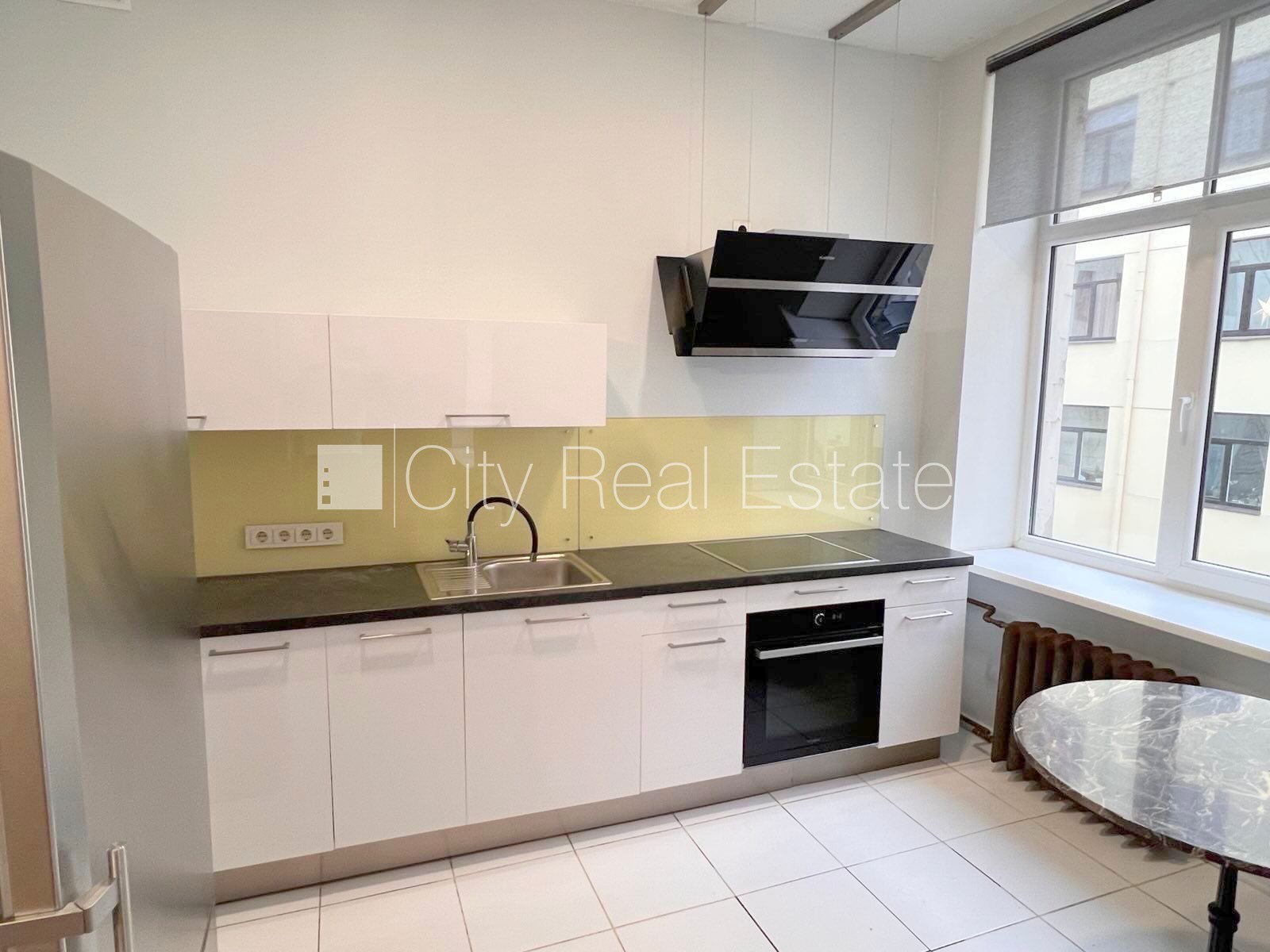 Sludinājumi. Fasādes māja, ieeja no ielas, kāpņu telpa pēc kosmētiskā remonta, logi vērsti mājas abās pusēs, Cena: 850 EUR/mēn Foto #2