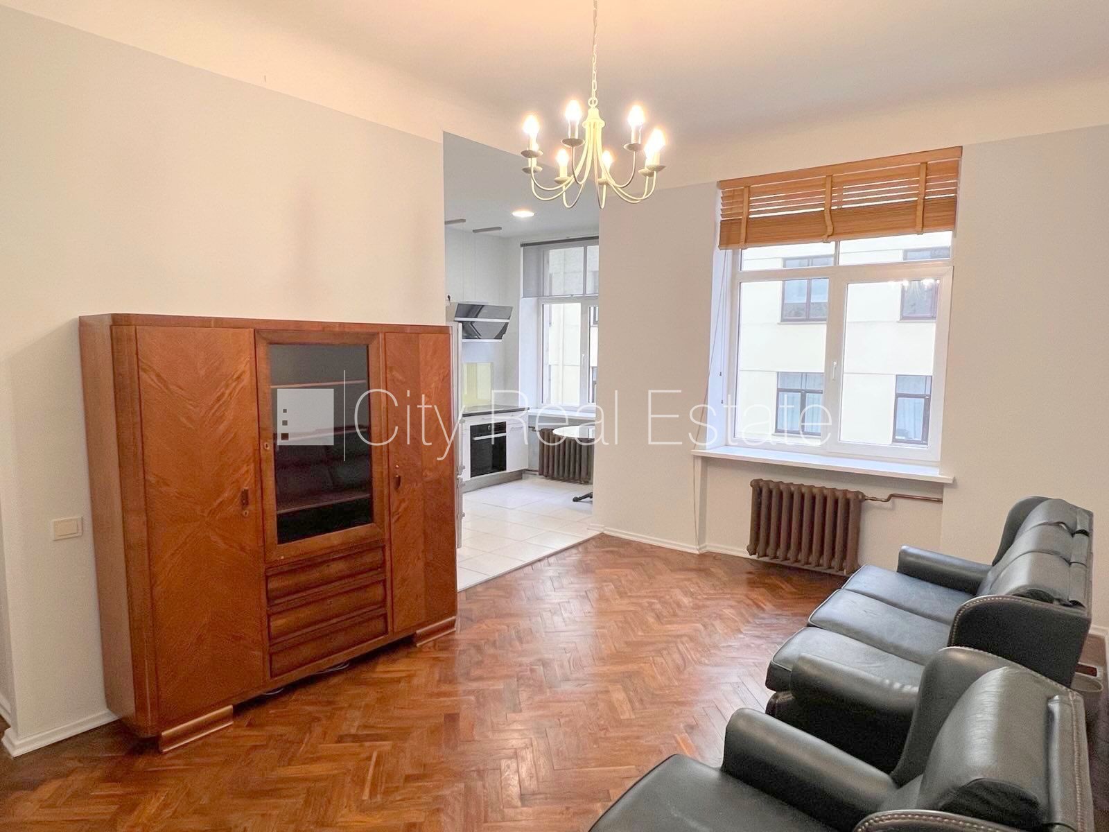 Sludinājumi. Fasādes māja, ieeja no ielas, kāpņu telpa pēc kosmētiskā remonta, logi vērsti mājas abās pusēs, Cena: 850 EUR/mēn Foto #5